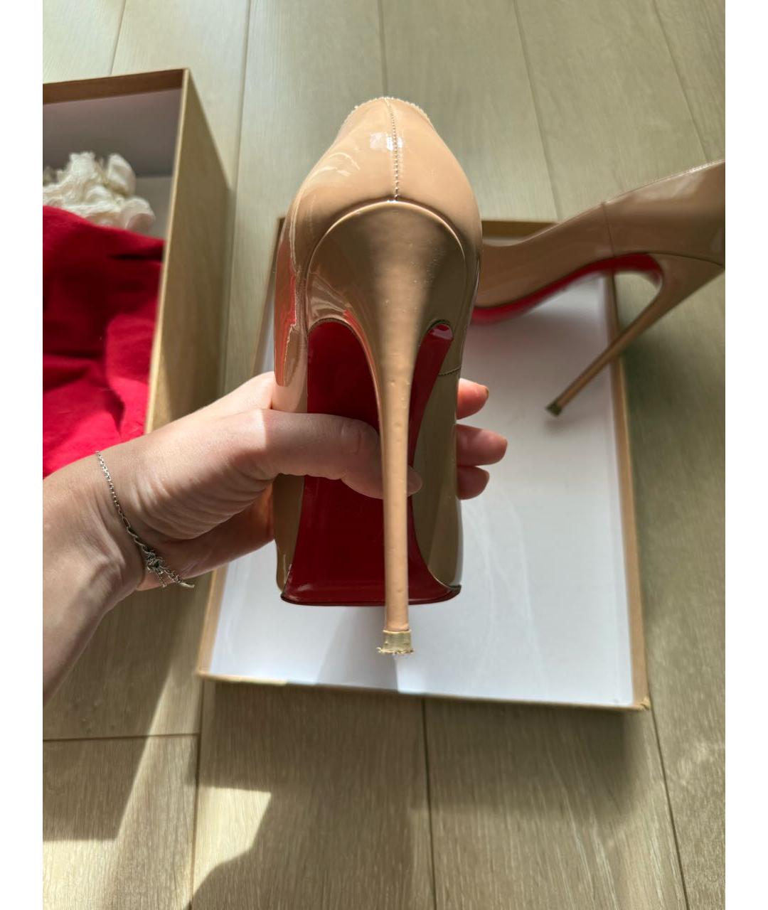 CHRISTIAN LOUBOUTIN Бежевые туфли из лакированной кожи, фото 7