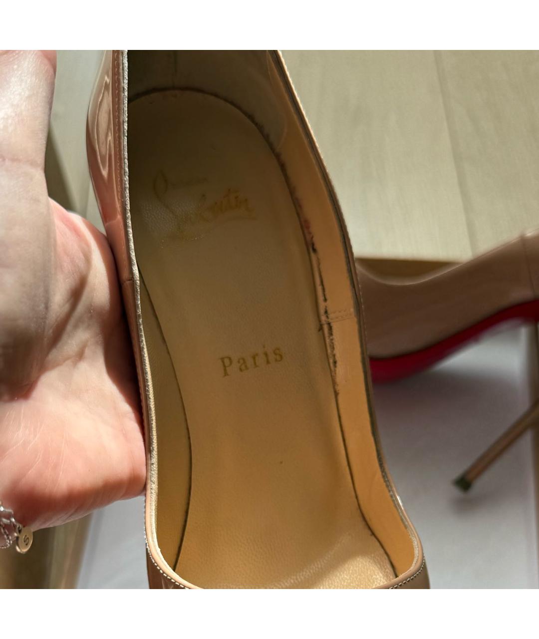 CHRISTIAN LOUBOUTIN Бежевые туфли из лакированной кожи, фото 8