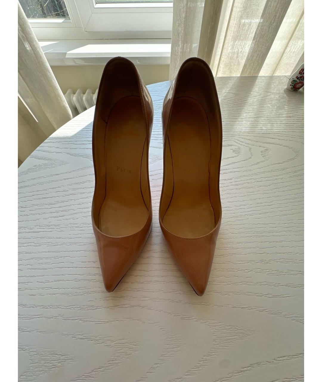 CHRISTIAN LOUBOUTIN Бежевые туфли из лакированной кожи, фото 2