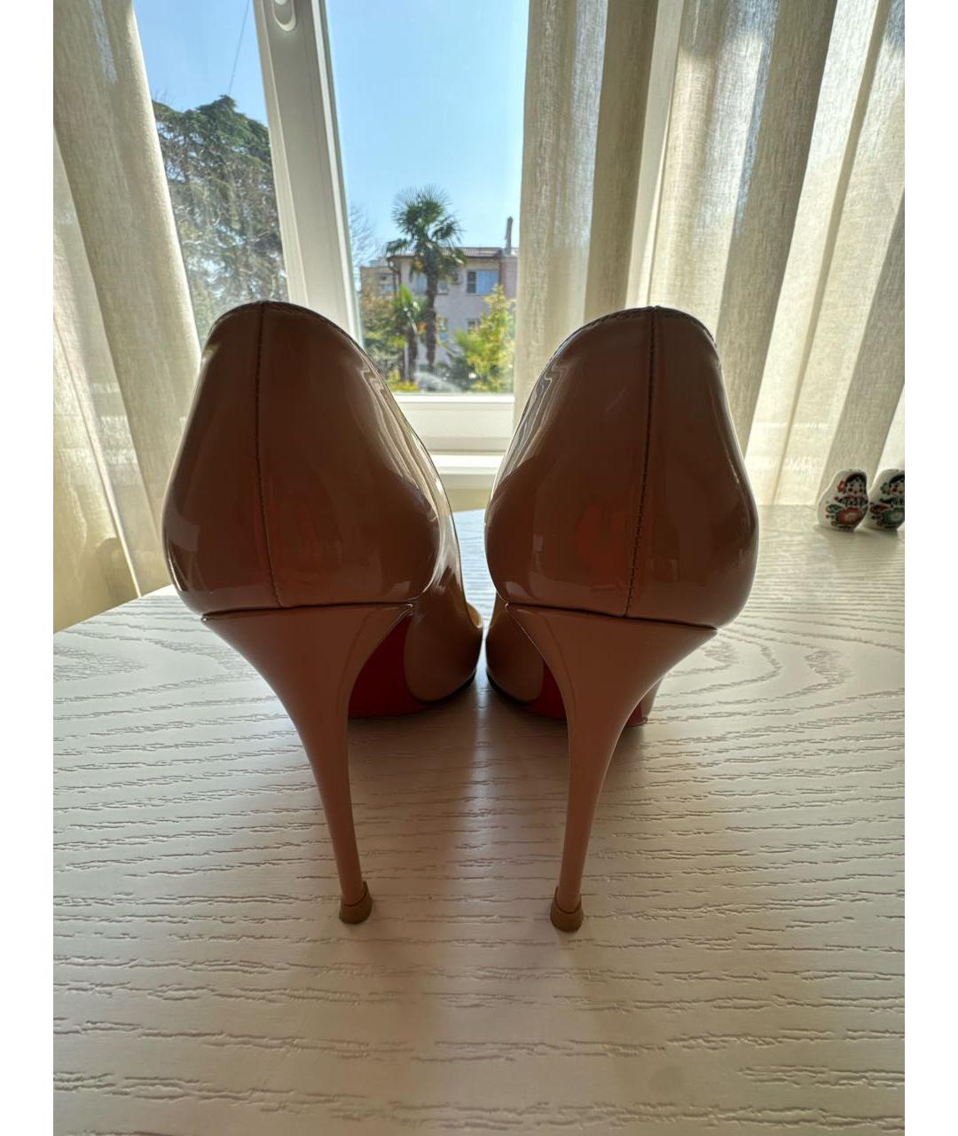 CHRISTIAN LOUBOUTIN Бежевые туфли из лакированной кожи, фото 4