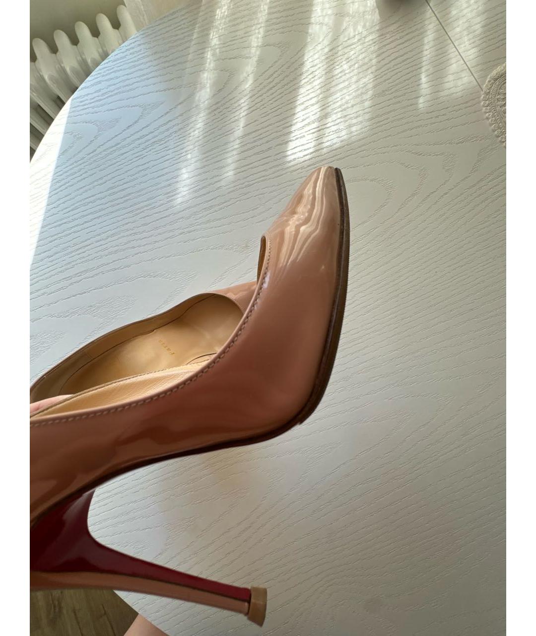 CHRISTIAN LOUBOUTIN Бежевые туфли из лакированной кожи, фото 6