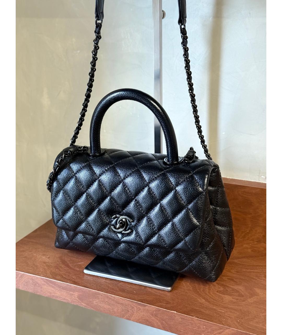 CHANEL Черная кожаная сумка с короткими ручками, фото 3