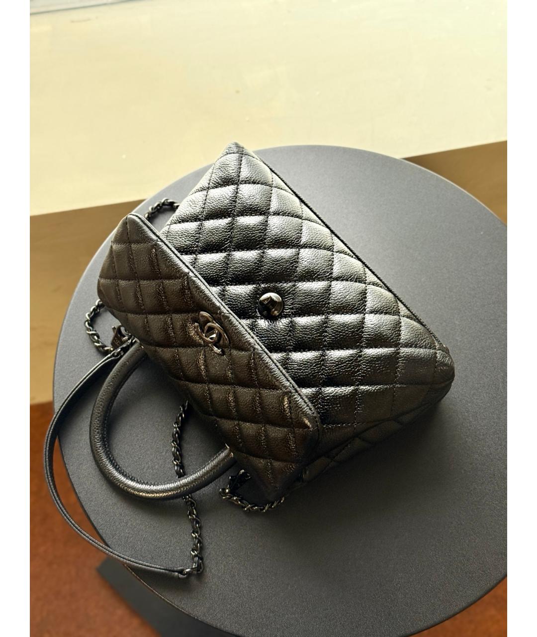 CHANEL Черная кожаная сумка с короткими ручками, фото 9