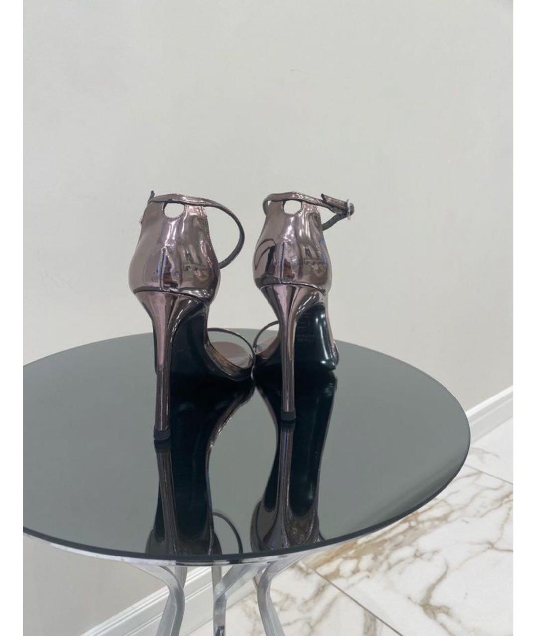 STUART WEITZMAN Серые босоножки из лакированной кожи, фото 4