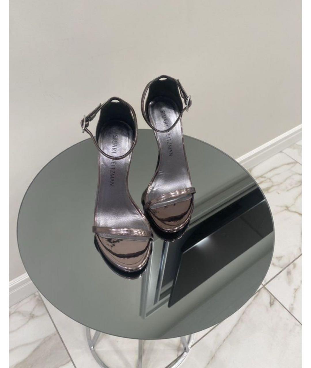 STUART WEITZMAN Серые босоножки из лакированной кожи, фото 5
