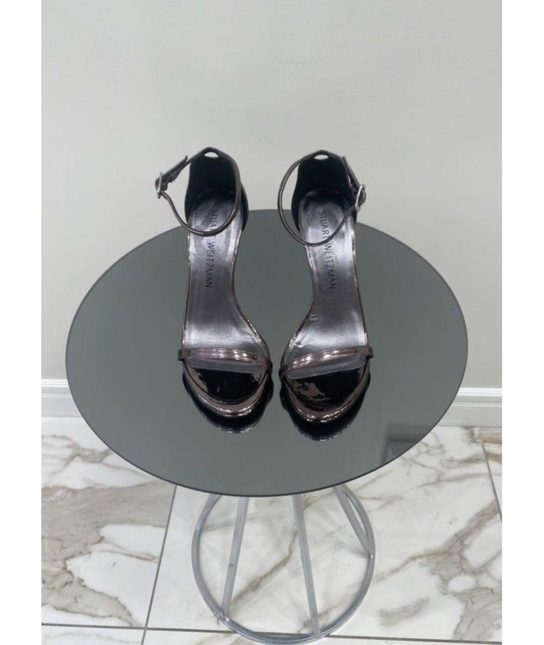 STUART WEITZMAN Серые босоножки из лакированной кожи, фото 3