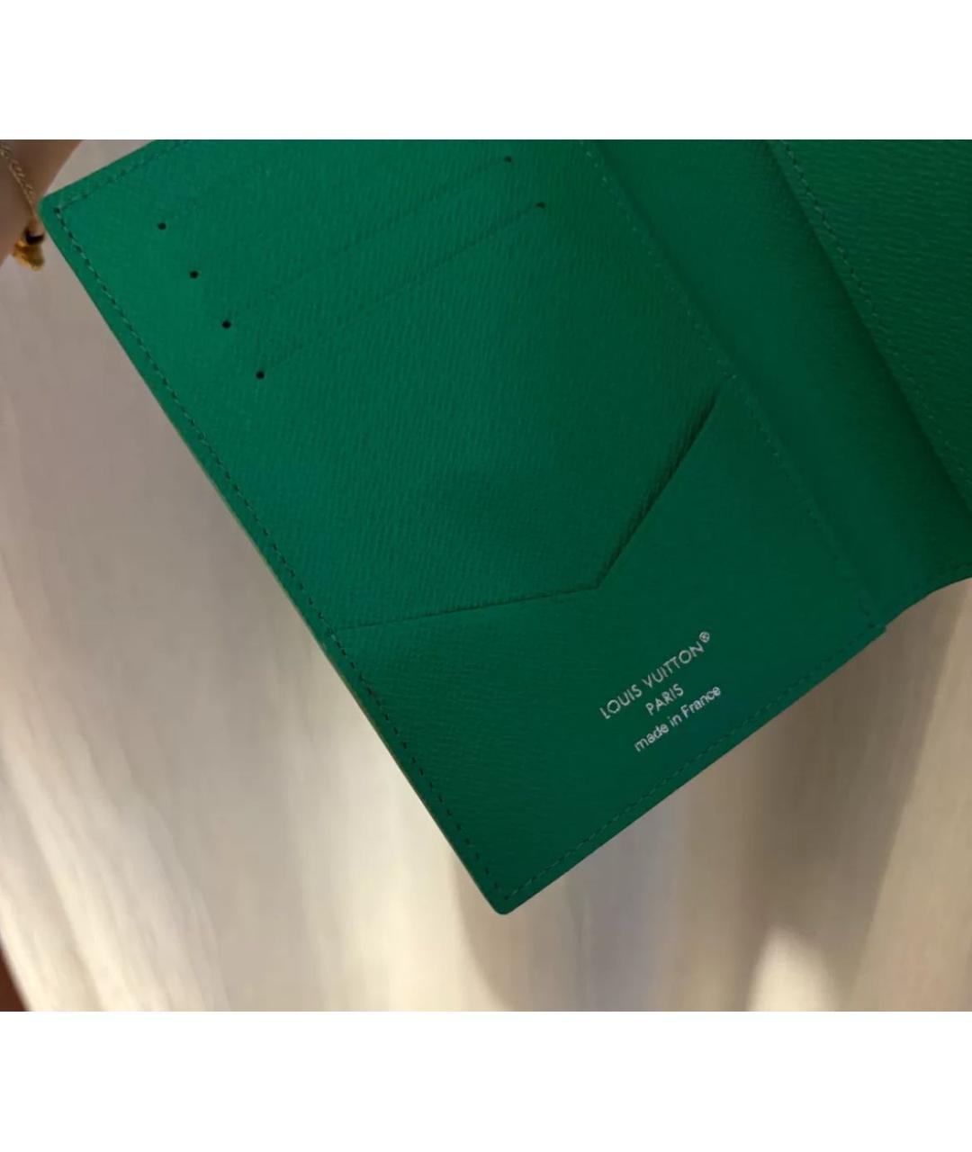LOUIS VUITTON Зеленый кожаный кошелек, фото 4
