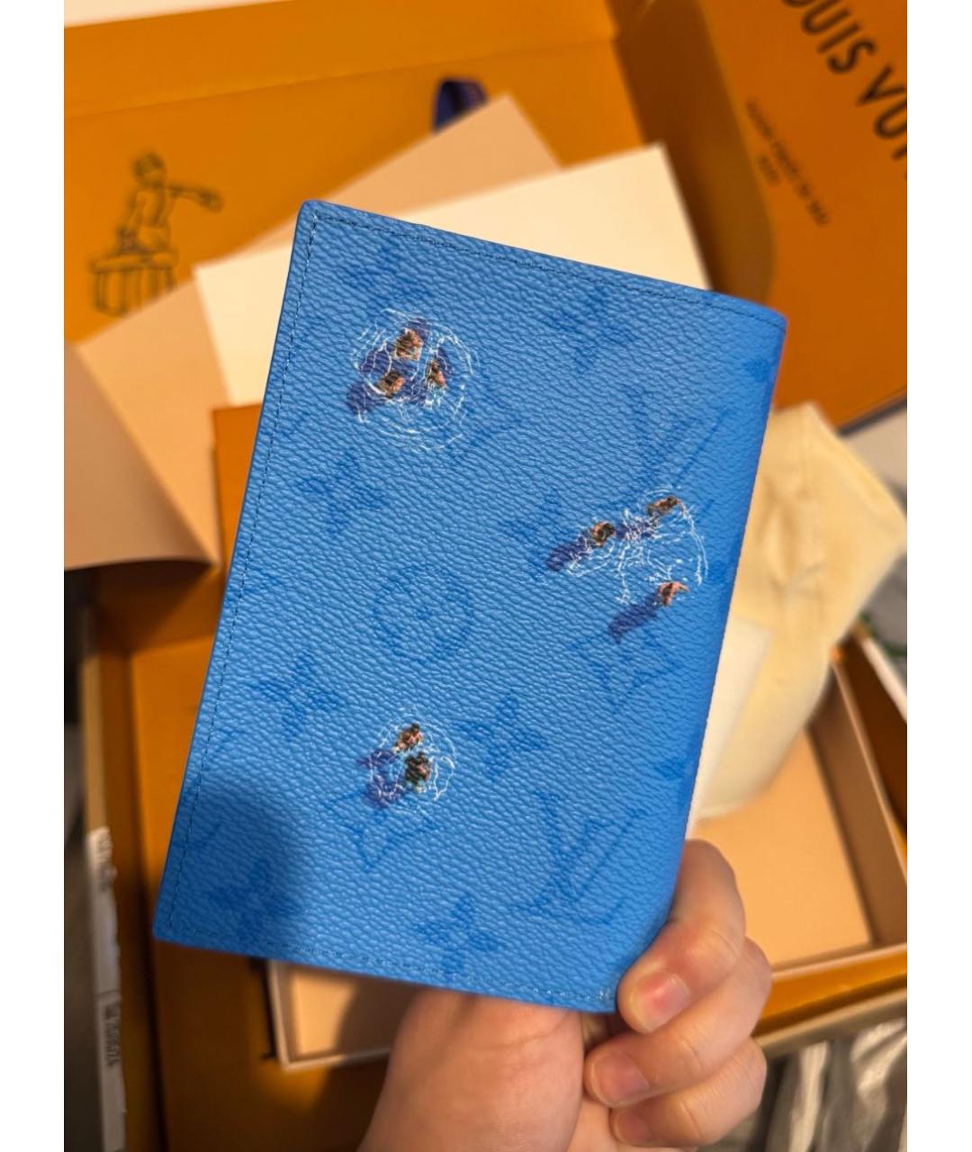 LOUIS VUITTON Голубой кожаный кошелек, фото 3