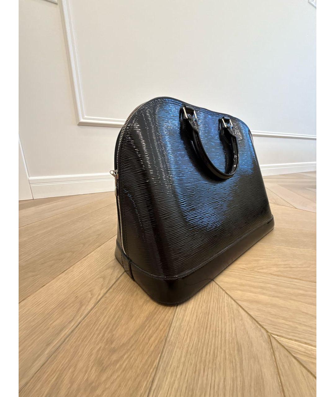 LOUIS VUITTON Черная сумка с короткими ручками из лакированной кожи, фото 2