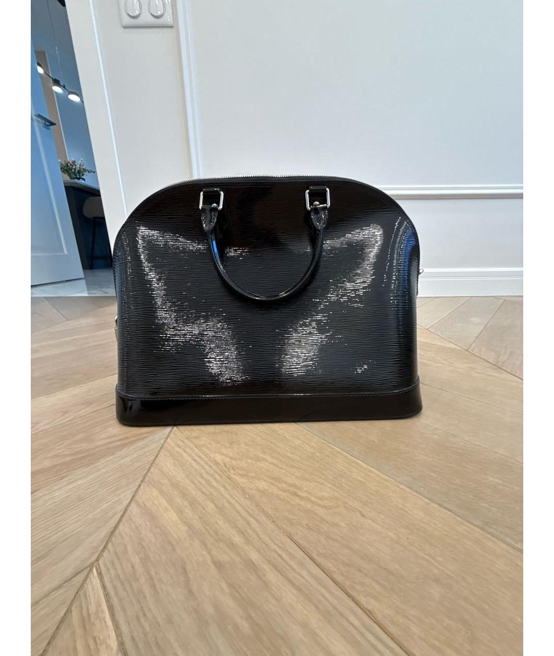 LOUIS VUITTON Черная сумка с короткими ручками из лакированной кожи, фото 5