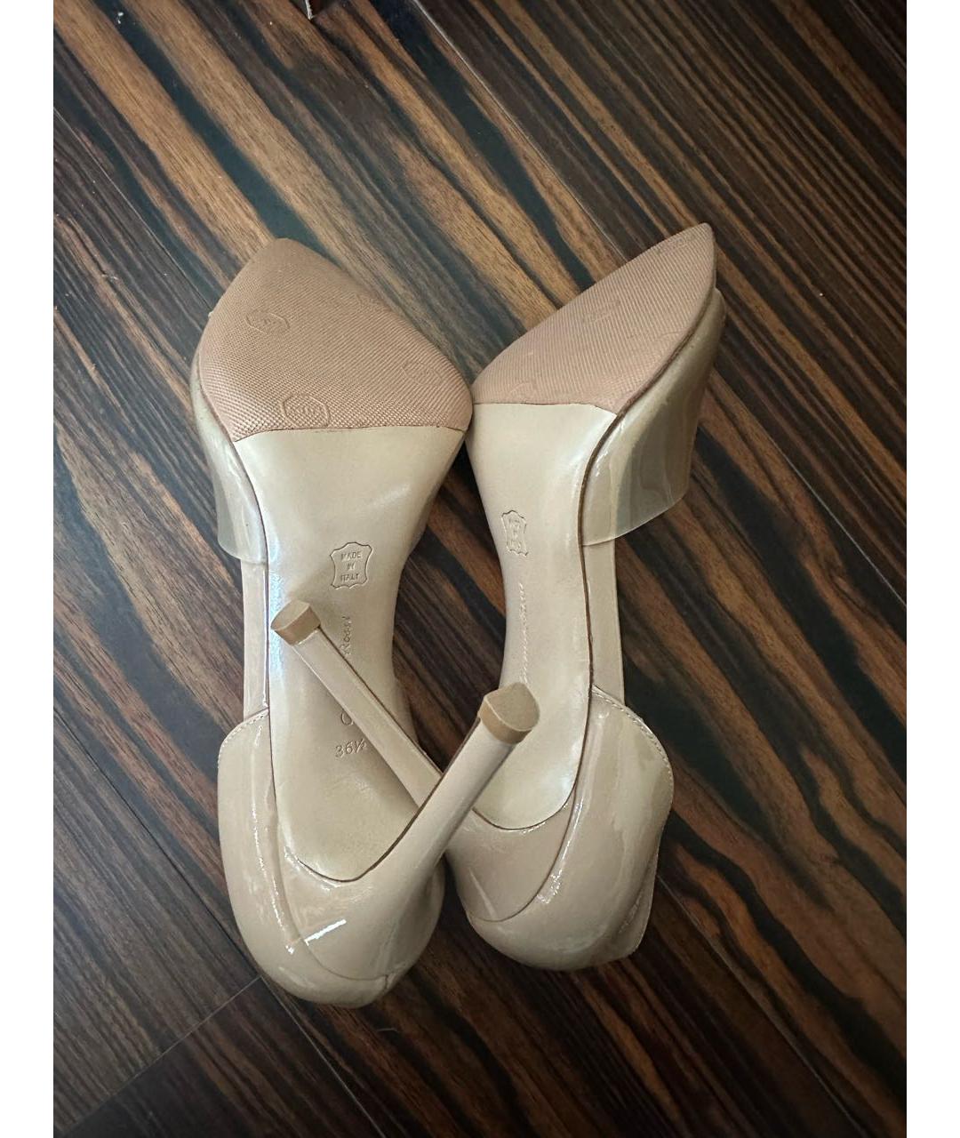 GIANVITO ROSSI Бежевые босоножки из лакированной кожи, фото 4