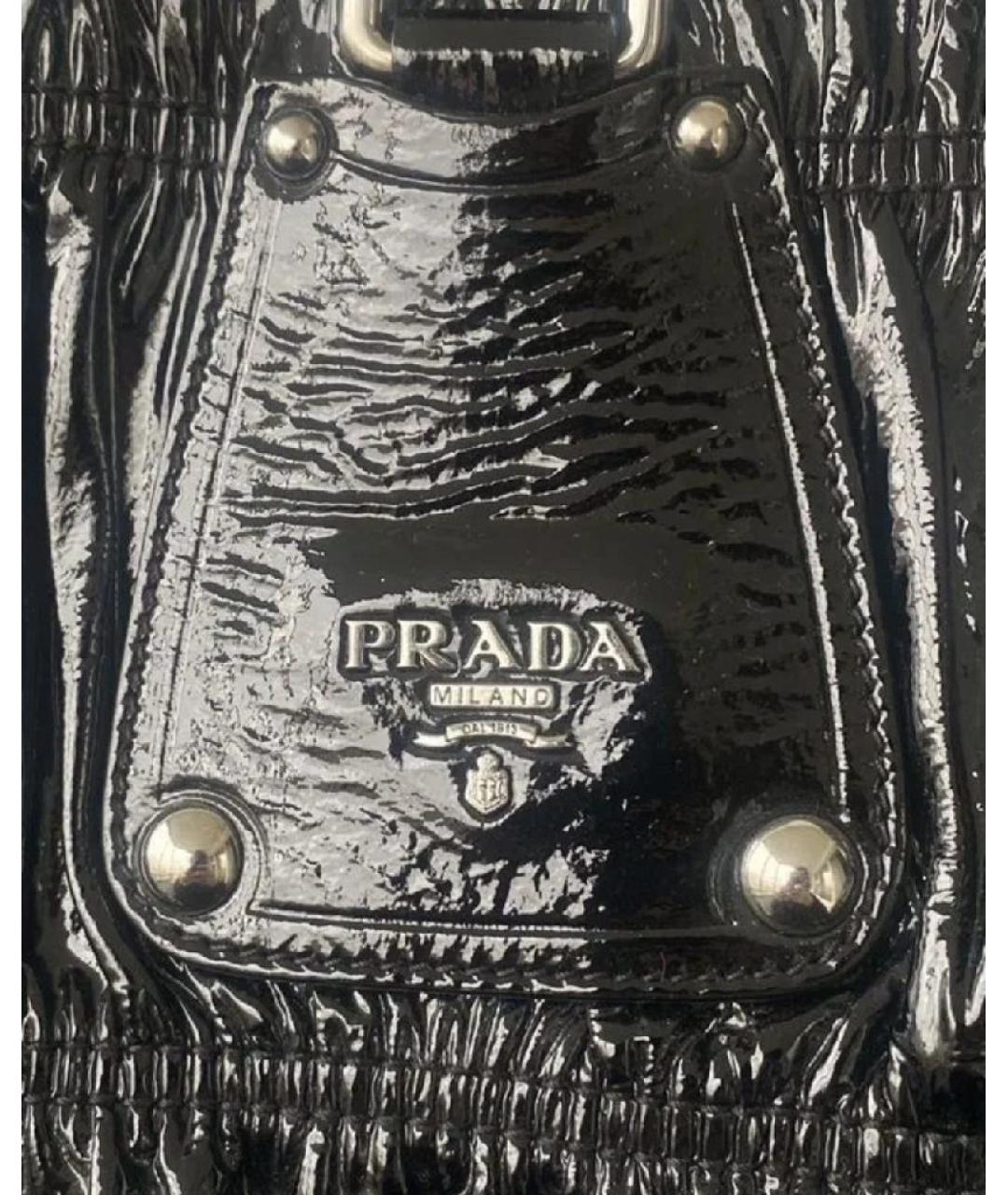 PRADA Черная сумка тоут из лакированной кожи, фото 6