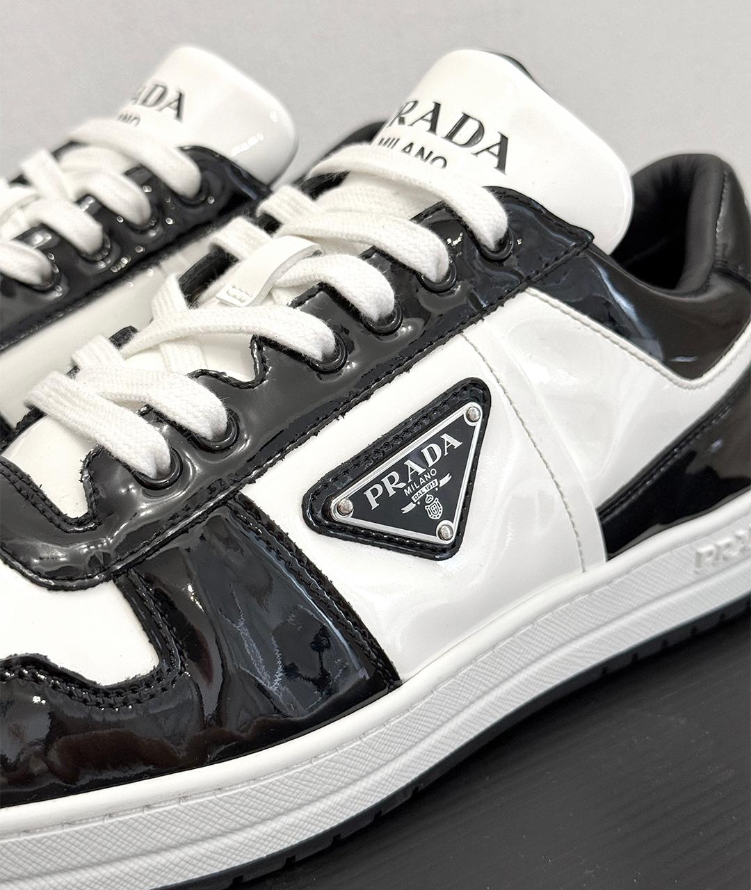 PRADA Белые низкие кроссовки / кеды из лакированной кожи, фото 4