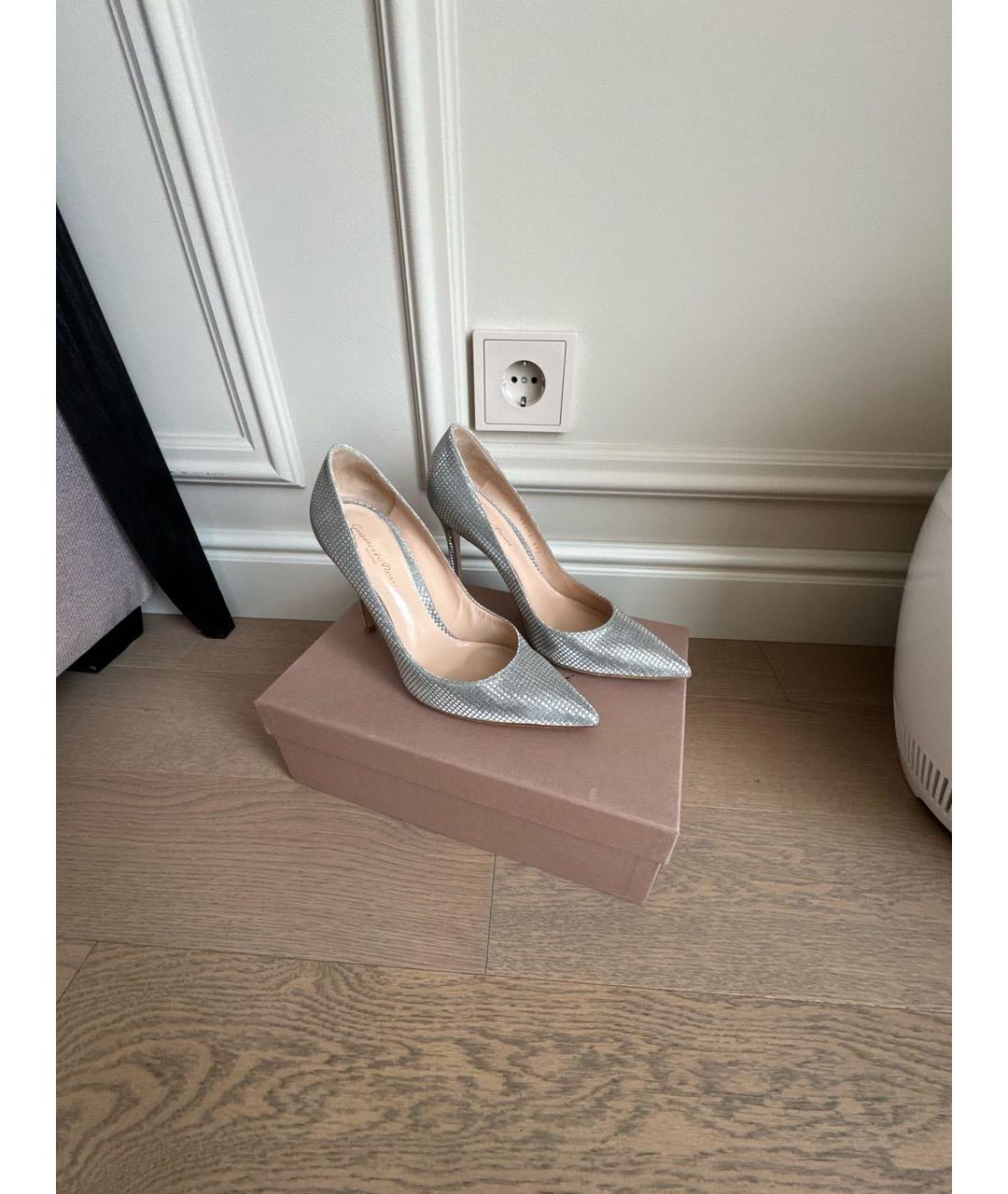 GIANVITO ROSSI Серебряные текстильные туфли, фото 5