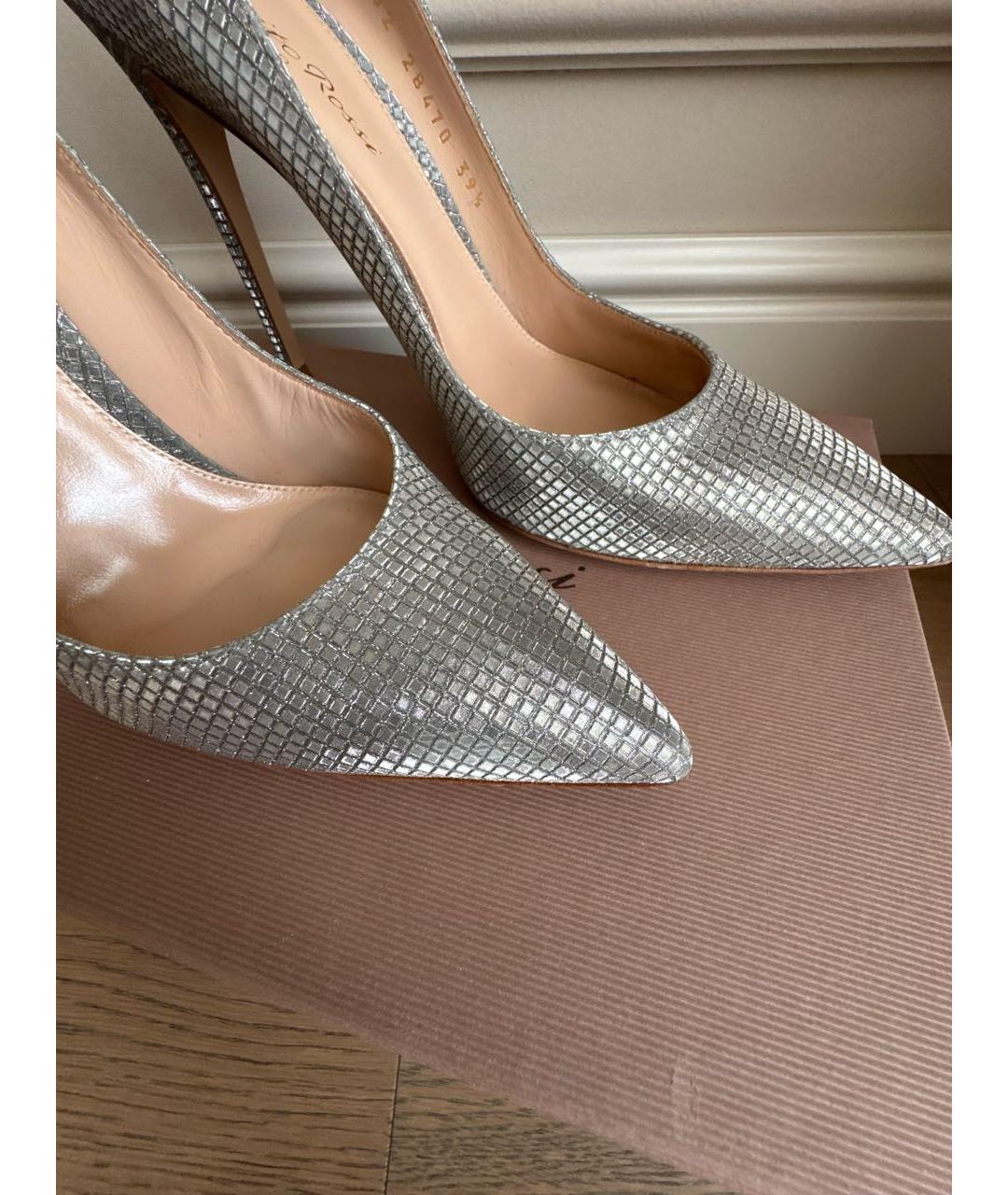 GIANVITO ROSSI Серебряные текстильные туфли, фото 6
