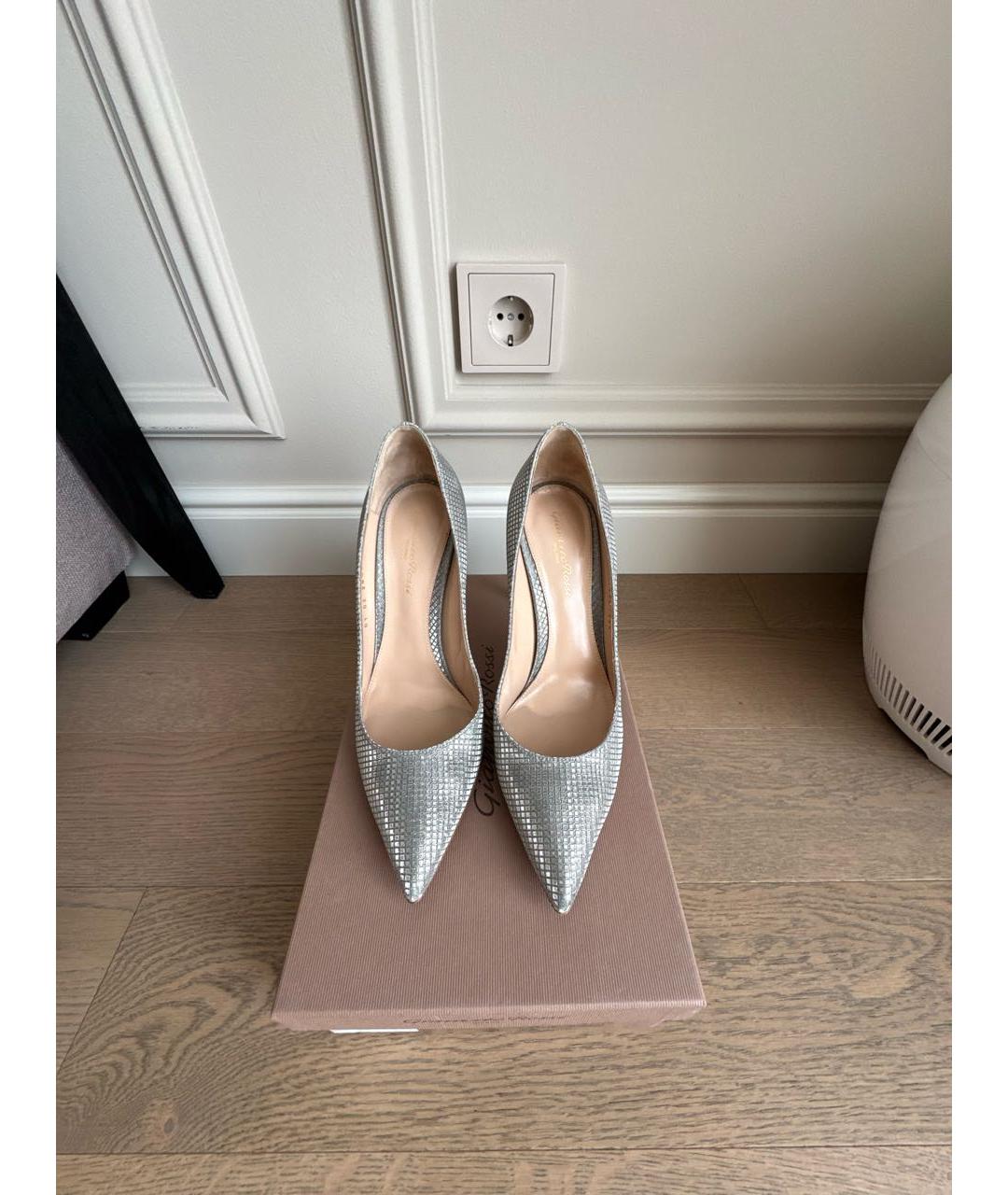 GIANVITO ROSSI Серебряные текстильные туфли, фото 2