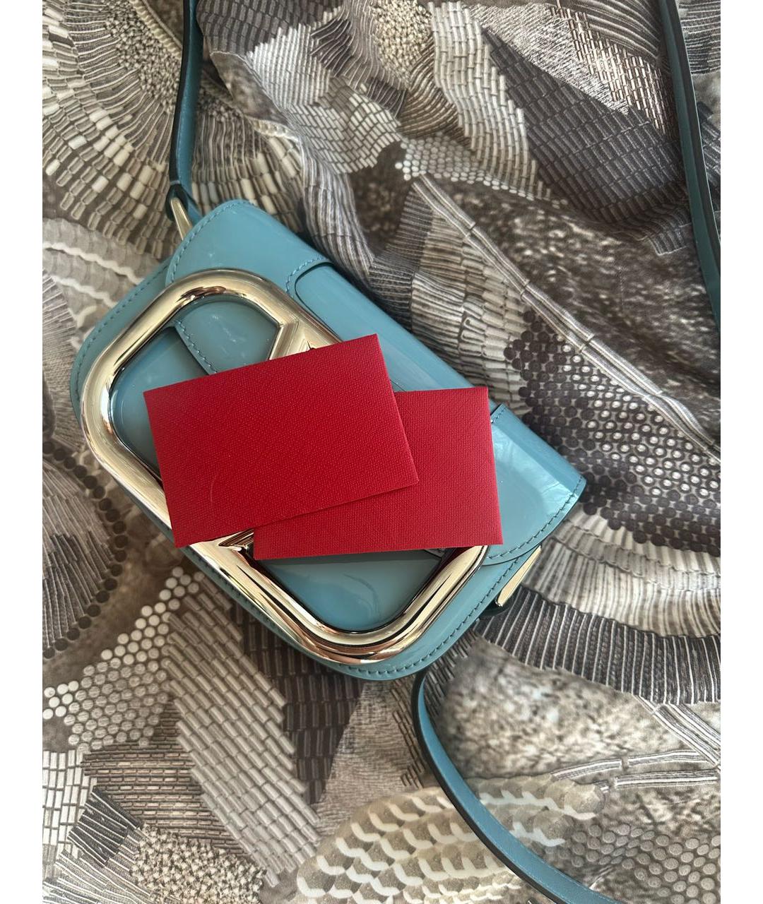 VALENTINO Голубая сумка через плечо из лакированной кожи, фото 2