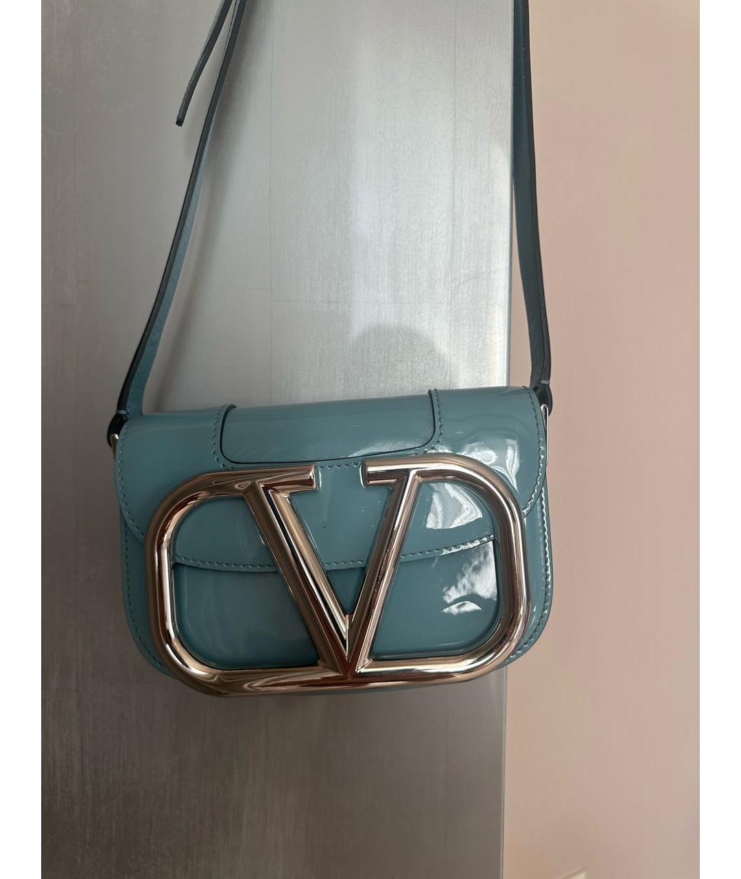 VALENTINO Голубая сумка через плечо из лакированной кожи, фото 4