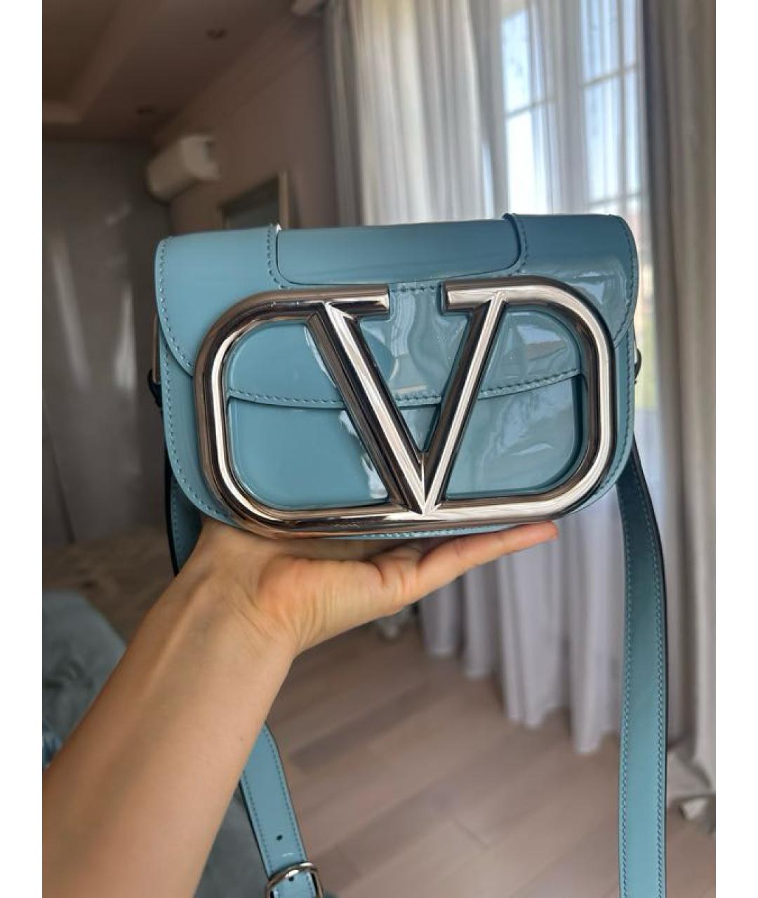 VALENTINO Голубая сумка через плечо из лакированной кожи, фото 7