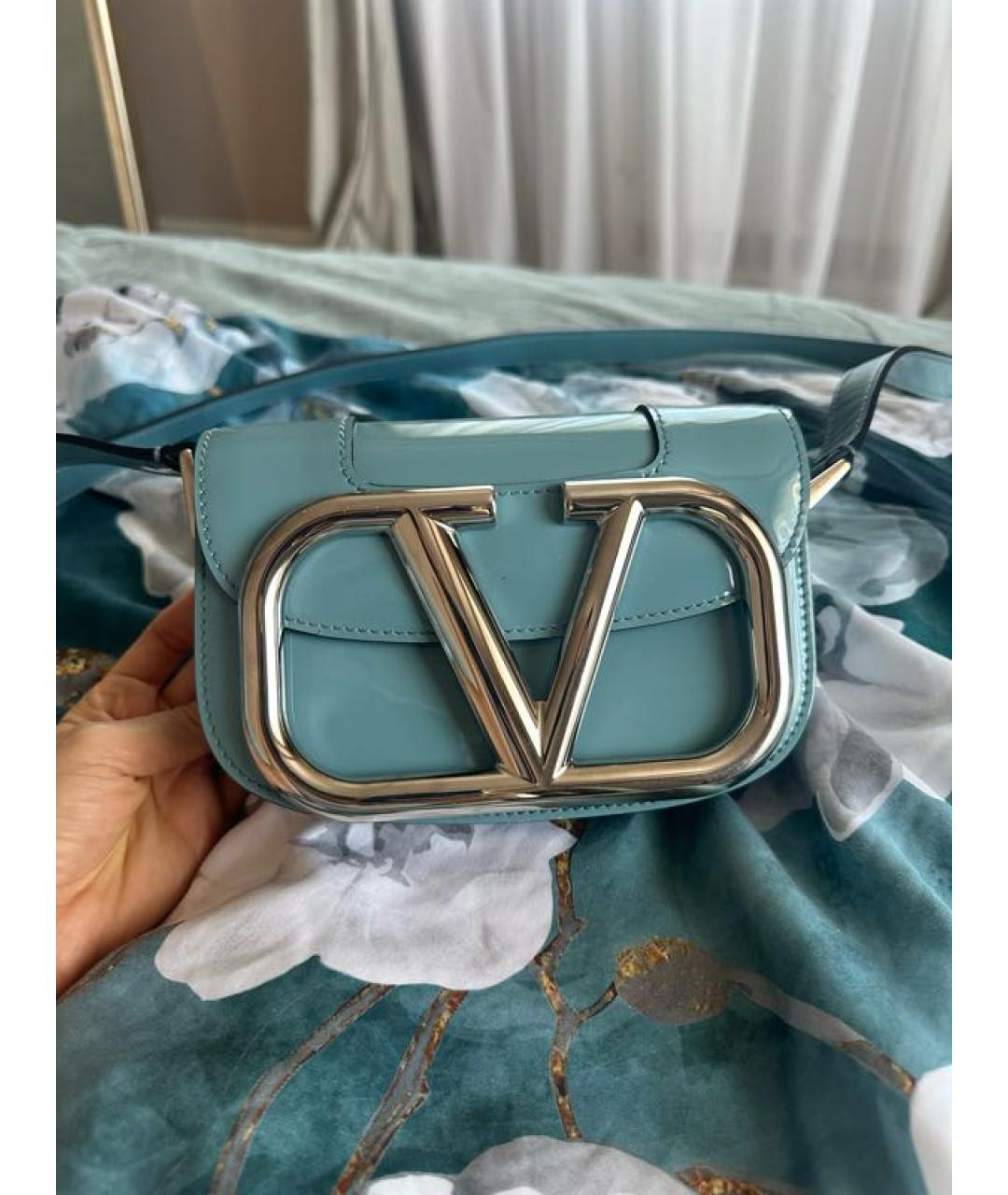 VALENTINO Голубая сумка через плечо из лакированной кожи, фото 6