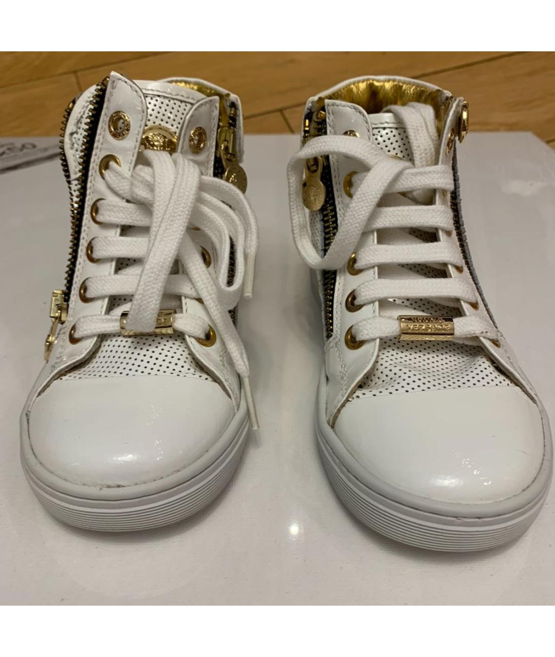 VERSACE Белые кеды из лакированной кожи, фото 8