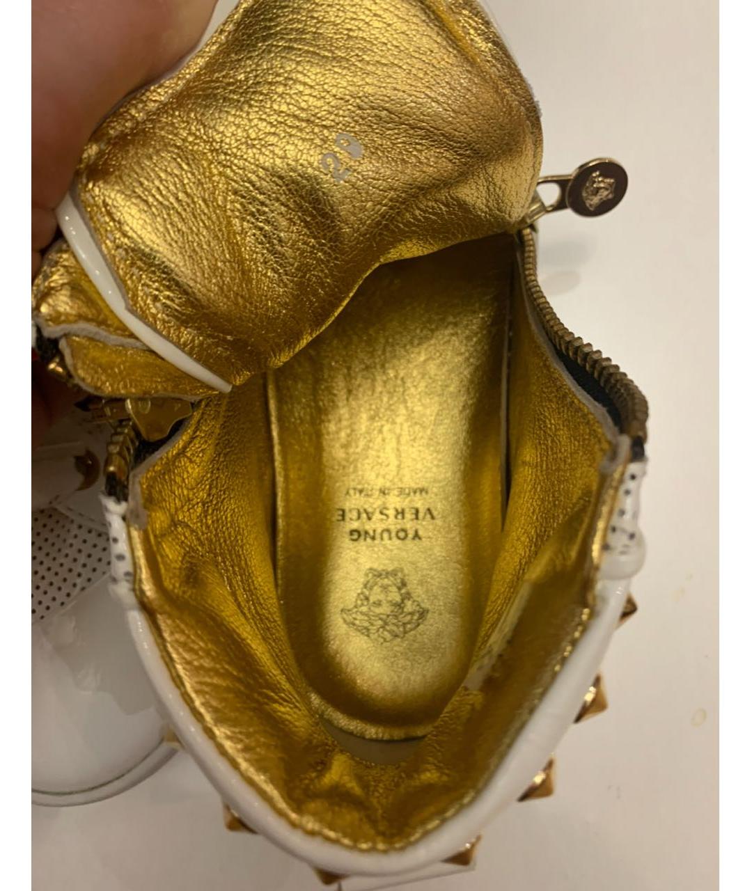 VERSACE Белые кеды из лакированной кожи, фото 6