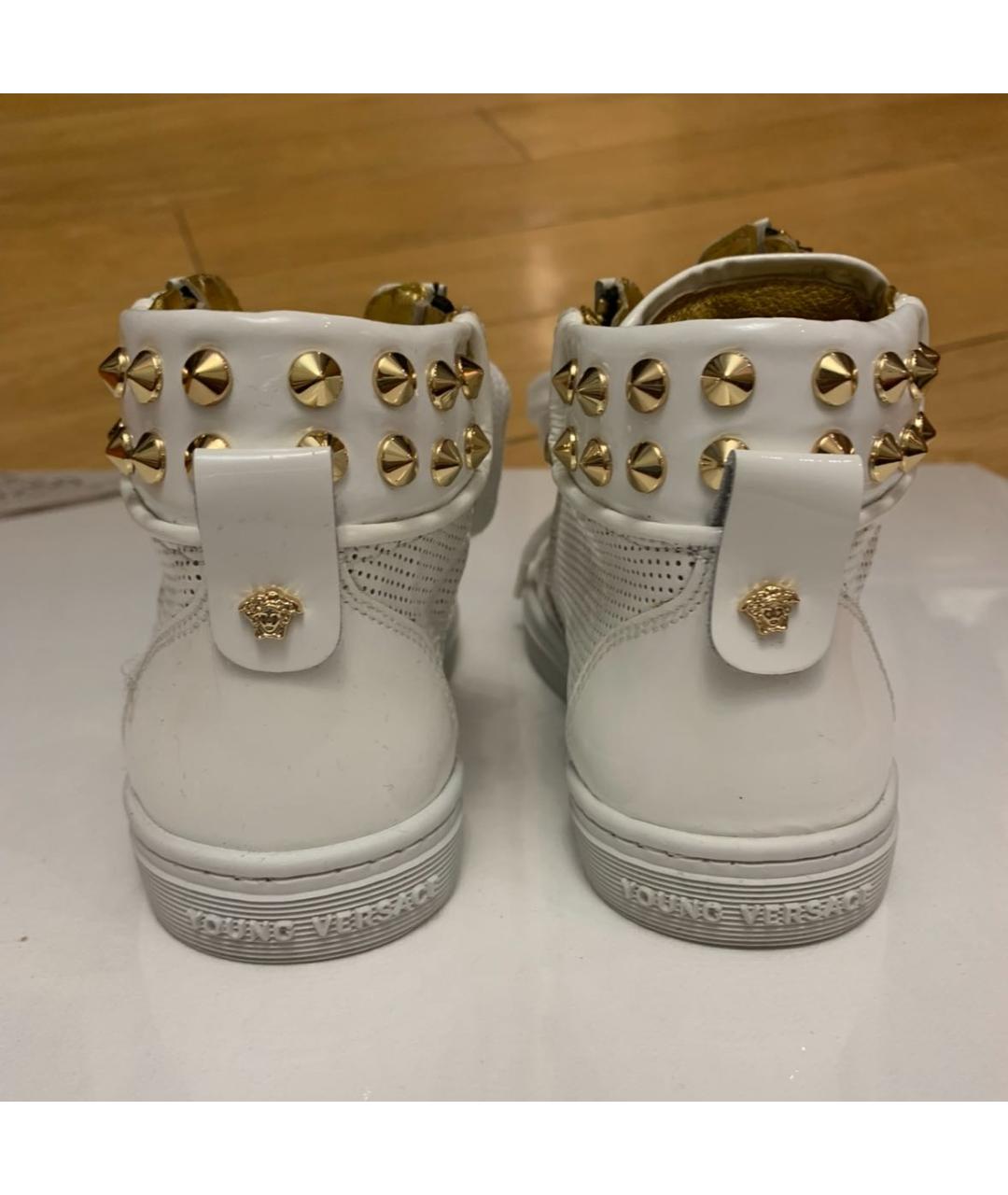 VERSACE Белые кеды из лакированной кожи, фото 4