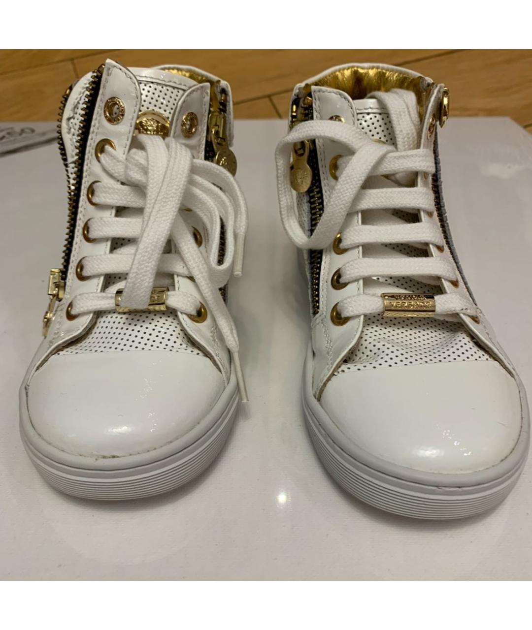 VERSACE Белые кеды из лакированной кожи, фото 2