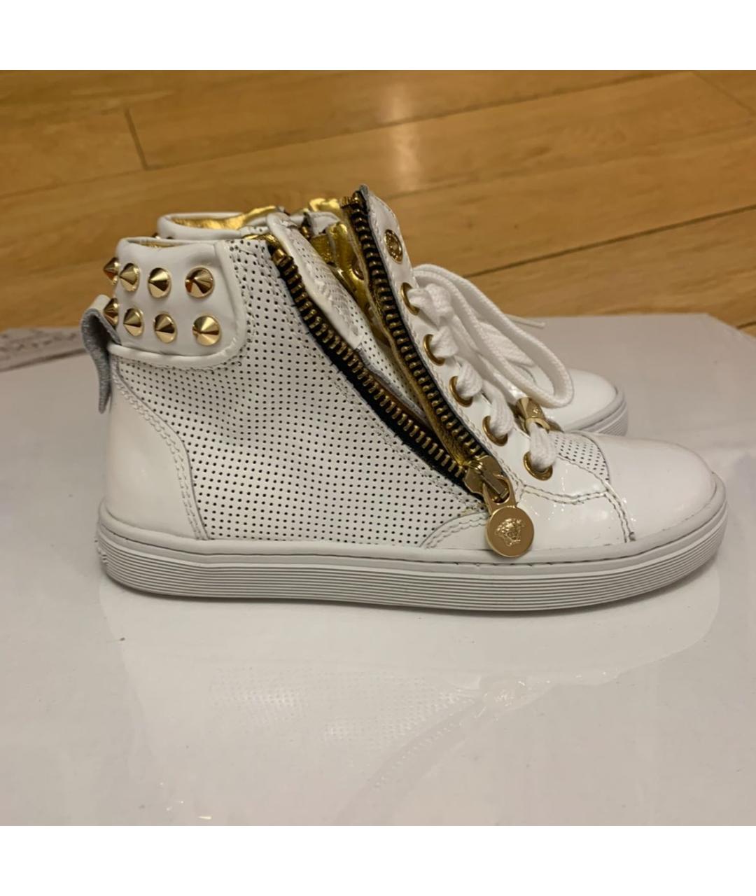 VERSACE Белые кеды из лакированной кожи, фото 9