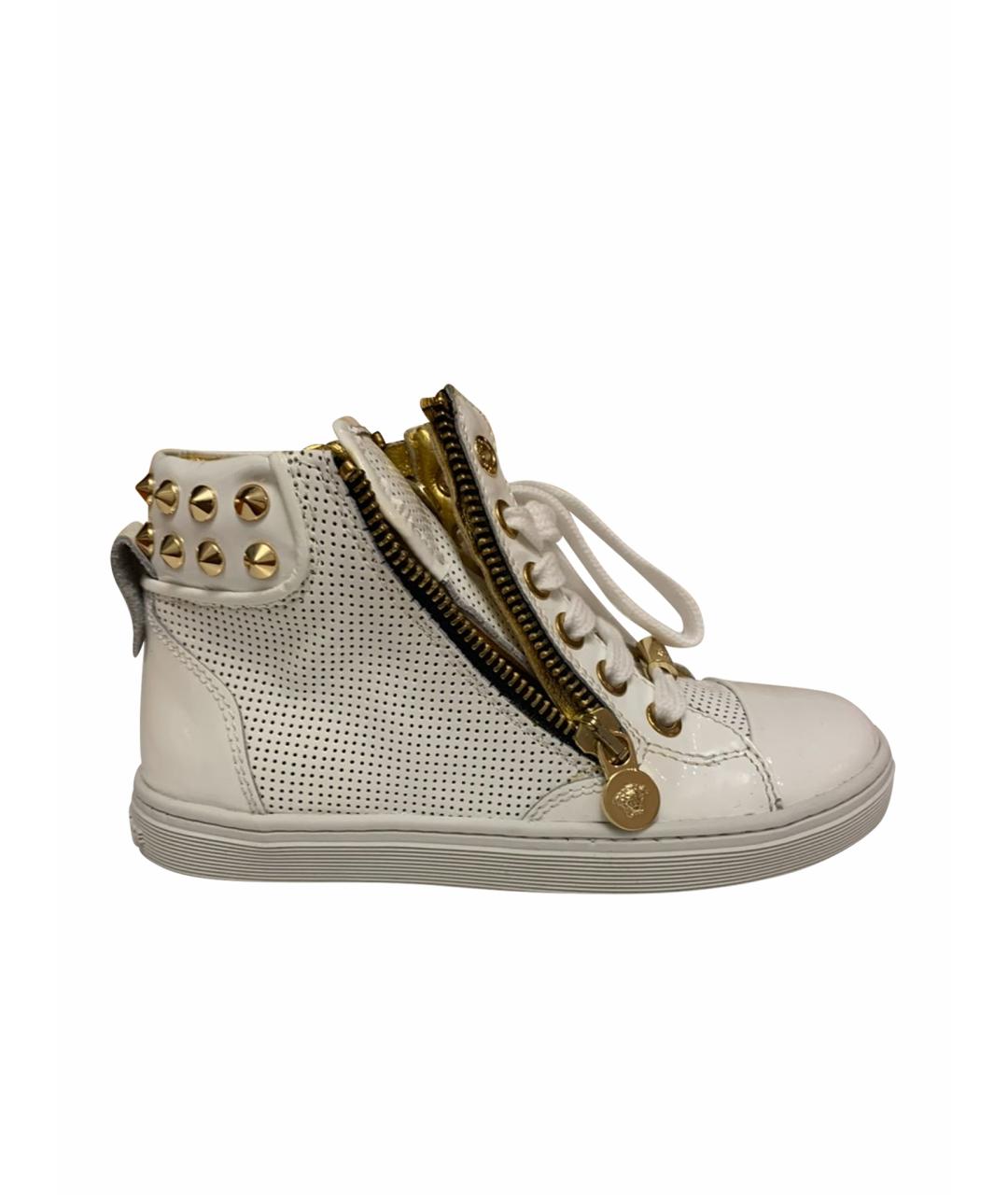 VERSACE Белые кеды из лакированной кожи, фото 1