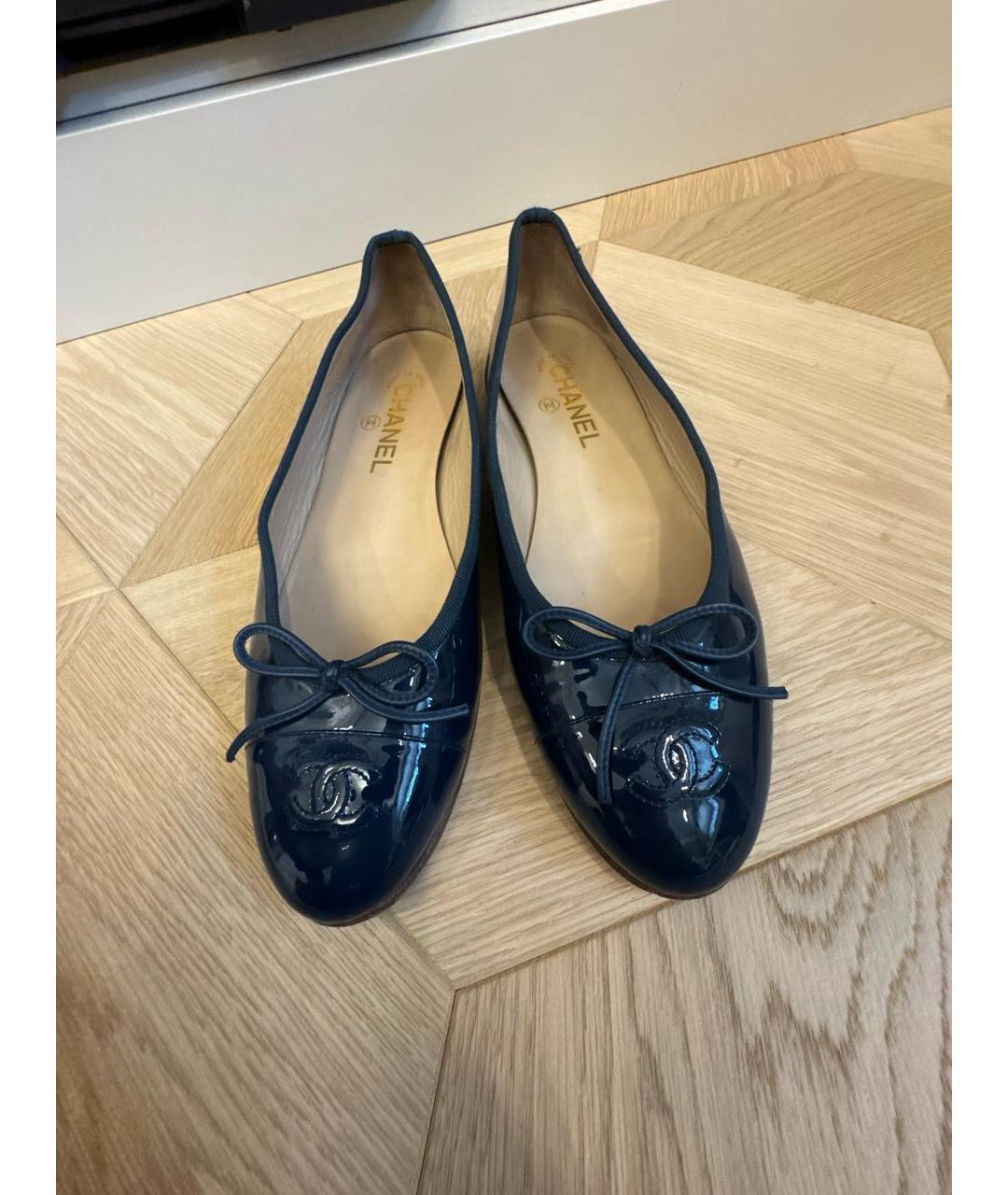 CHANEL Темно-синие балетки из лакированной кожи, фото 2