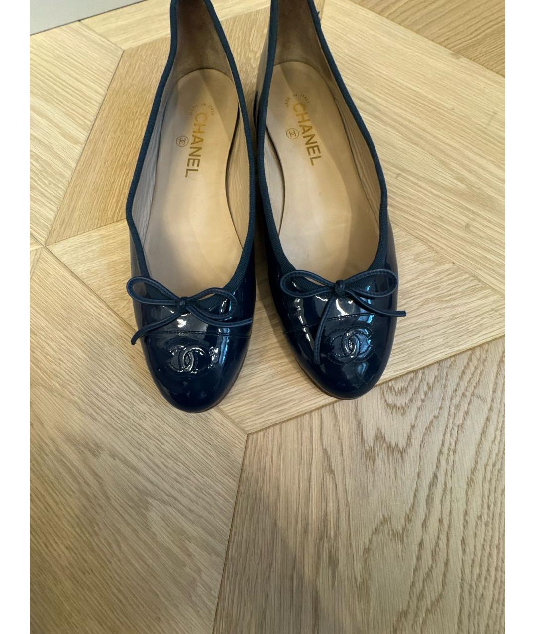 CHANEL Темно-синие балетки из лакированной кожи, фото 3