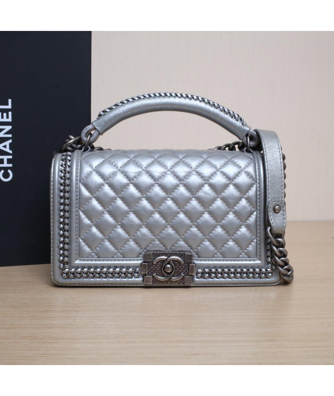 CHANEL Серебряная кожаная сумка с короткими ручками, фото 2