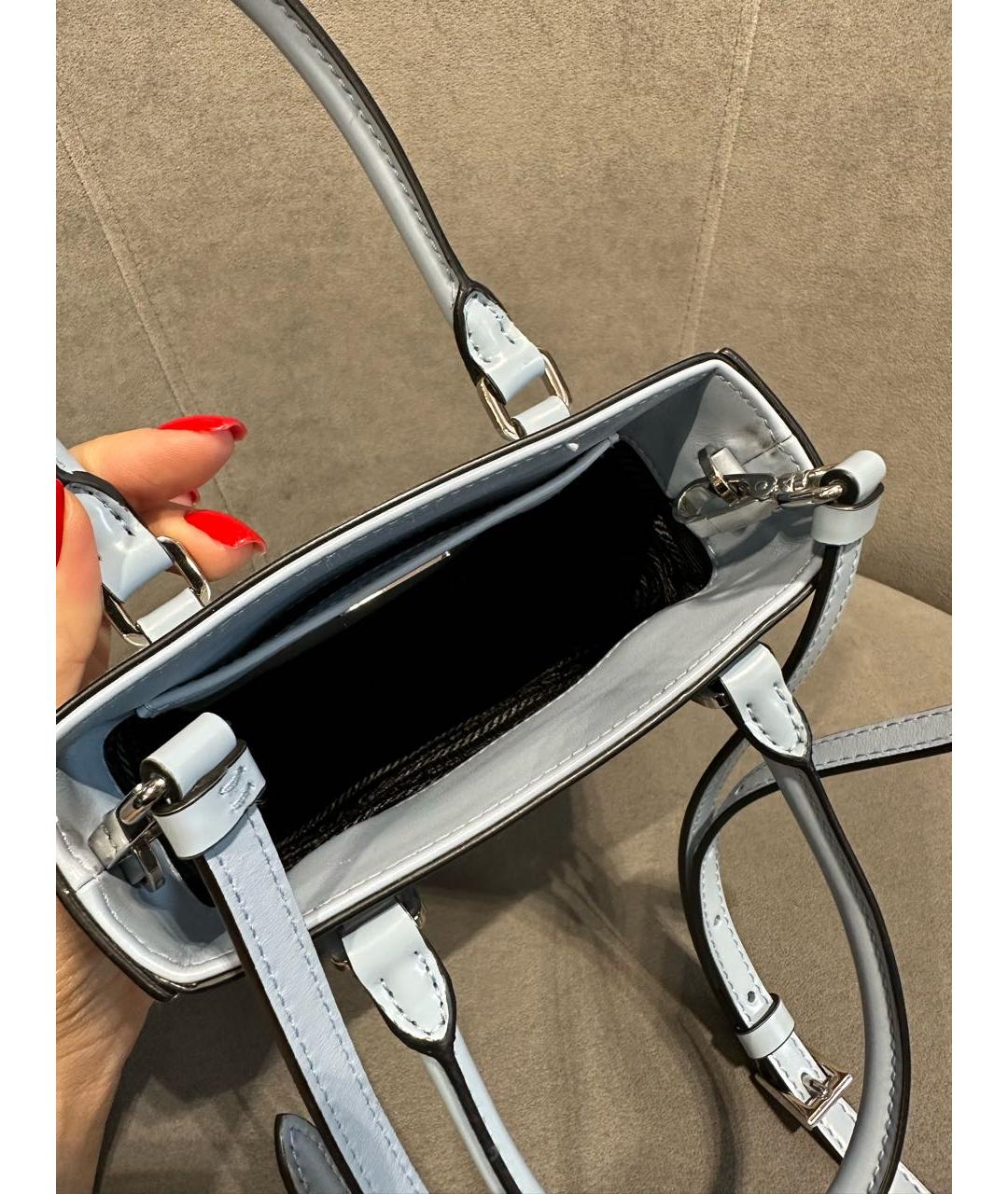 PRADA Голубая сумка через плечо из лакированной кожи, фото 3