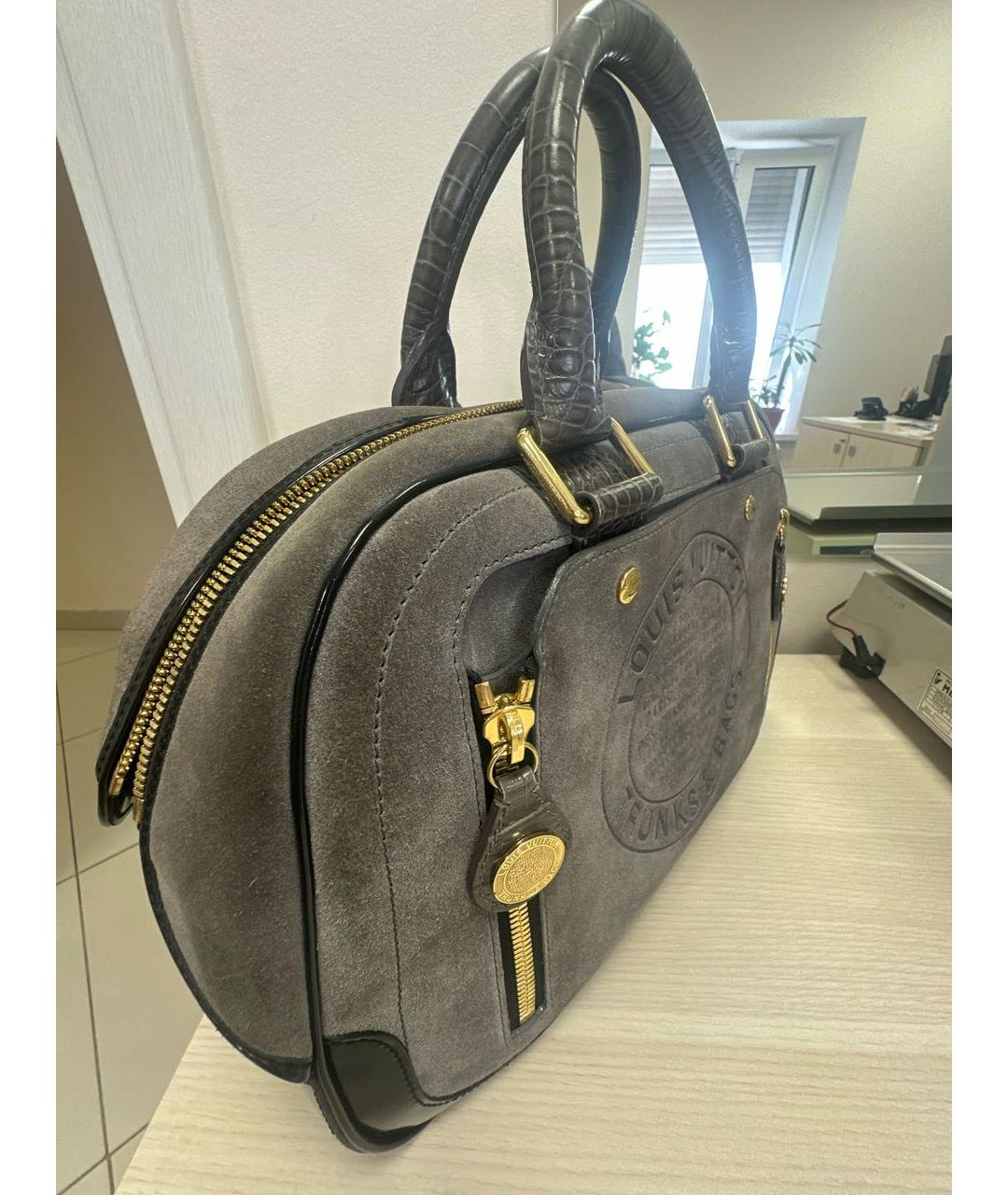 LOUIS VUITTON Серая замшевая сумка с короткими ручками, фото 2