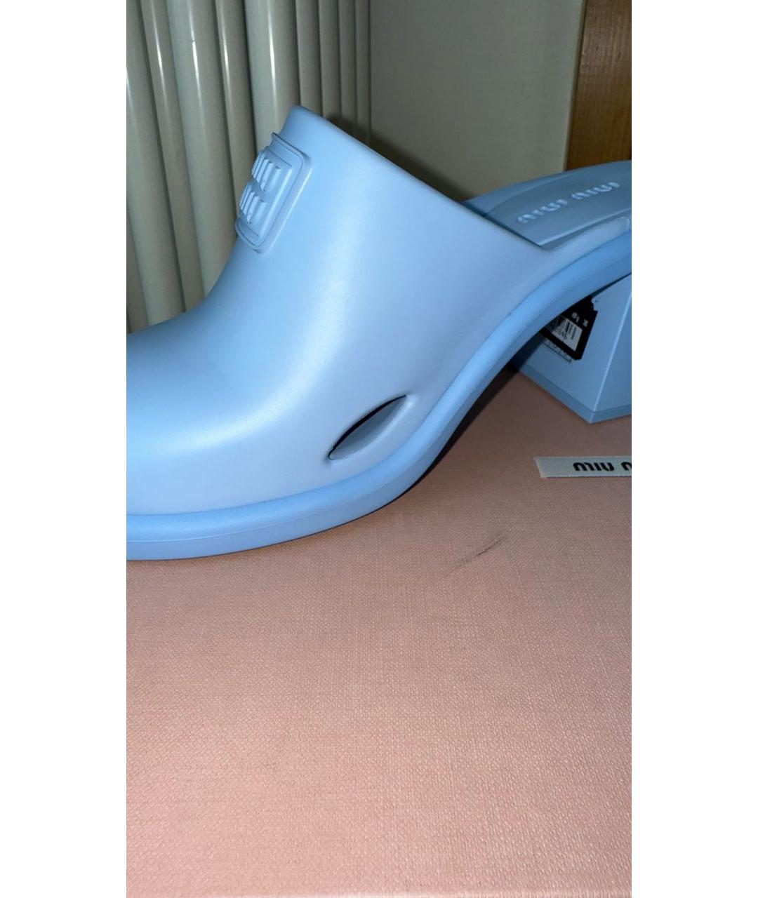 MIU MIU Голубые резиновые мюли, фото 4