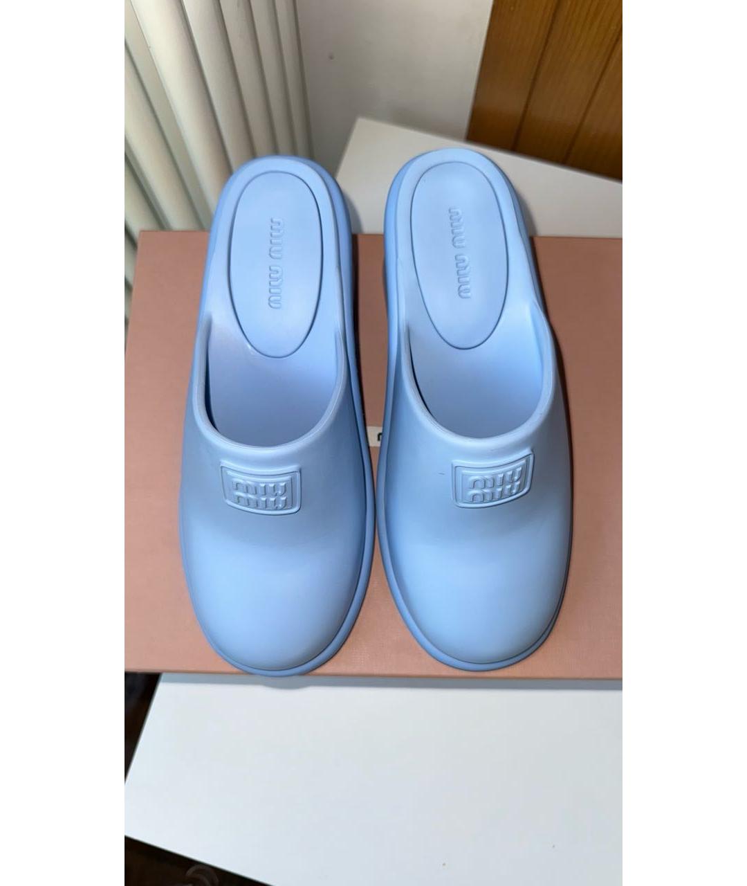 MIU MIU Голубые резиновые мюли, фото 2