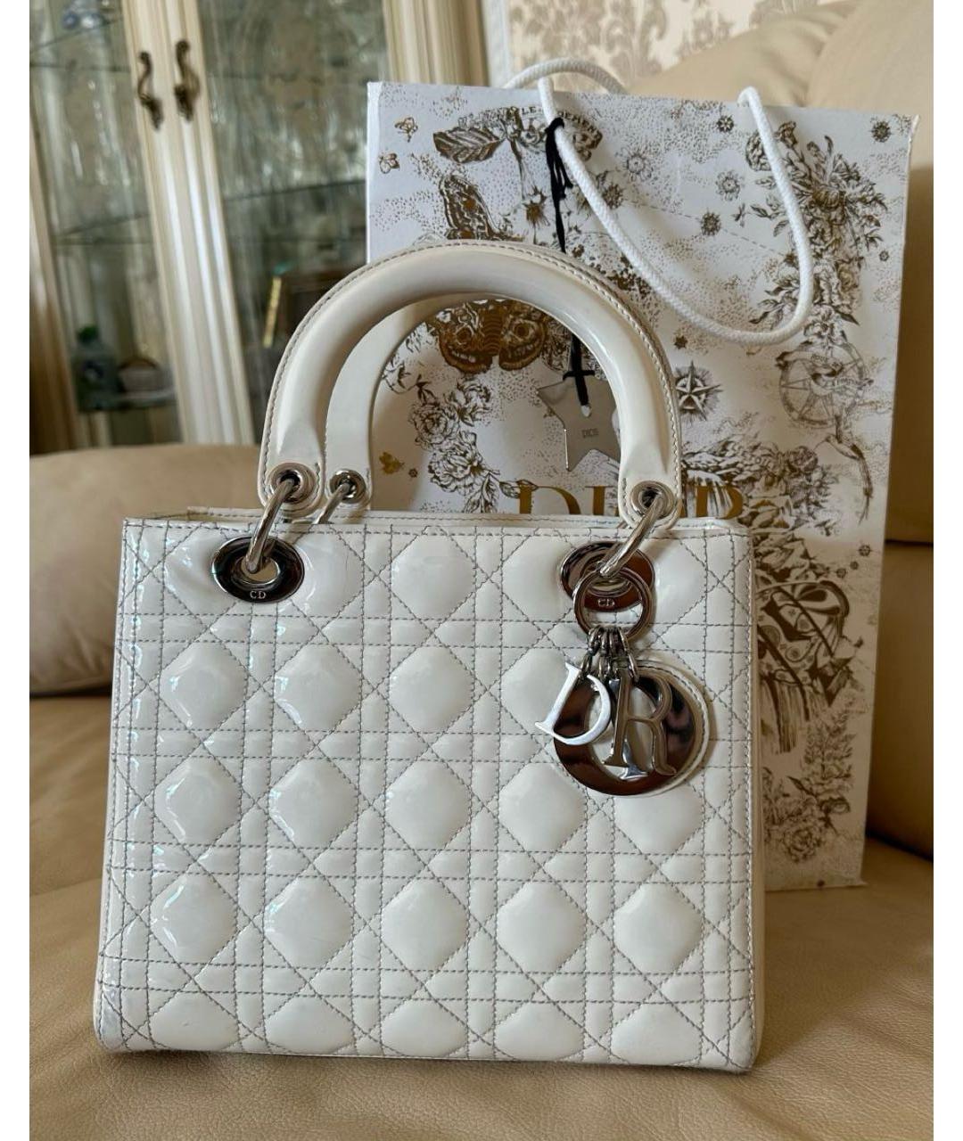 CHRISTIAN DIOR Белая сумка с короткими ручками из лакированной кожи, фото 2