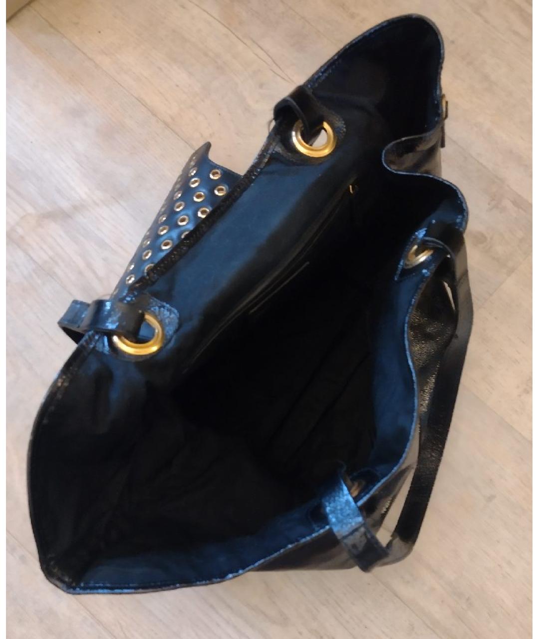 ALEXANDER MCQUEEN Черная сумка тоут из лакированной кожи, фото 4