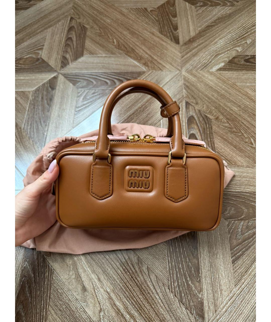 MIU MIU Коричневая кожаная сумка с короткими ручками, фото 5