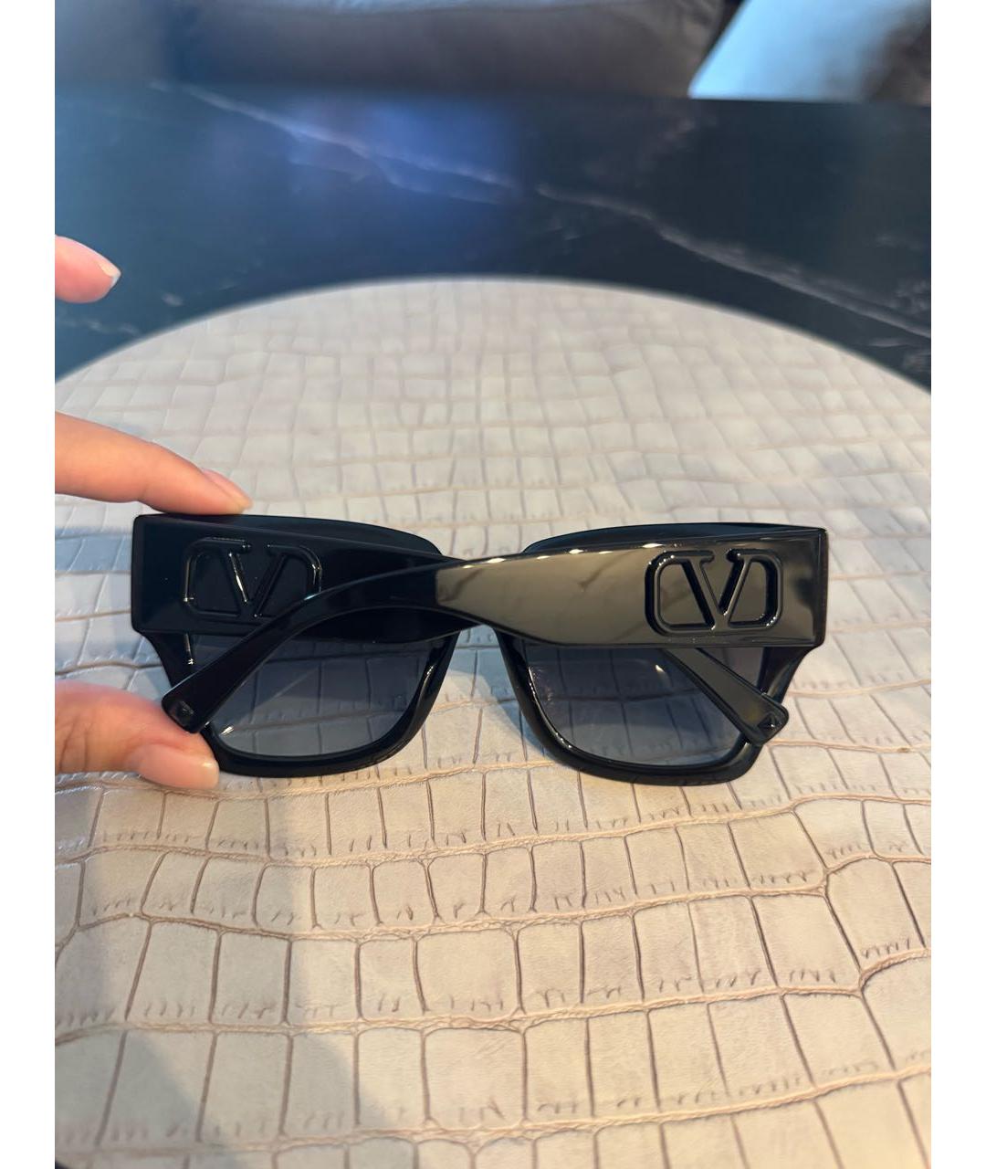 VALENTINO Черные пластиковые солнцезащитные очки, фото 3