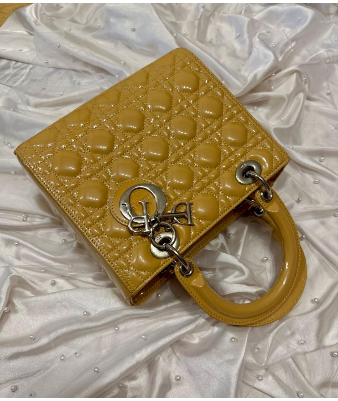 CHRISTIAN DIOR Бежевая сумка с короткими ручками из лакированной кожи, фото 2