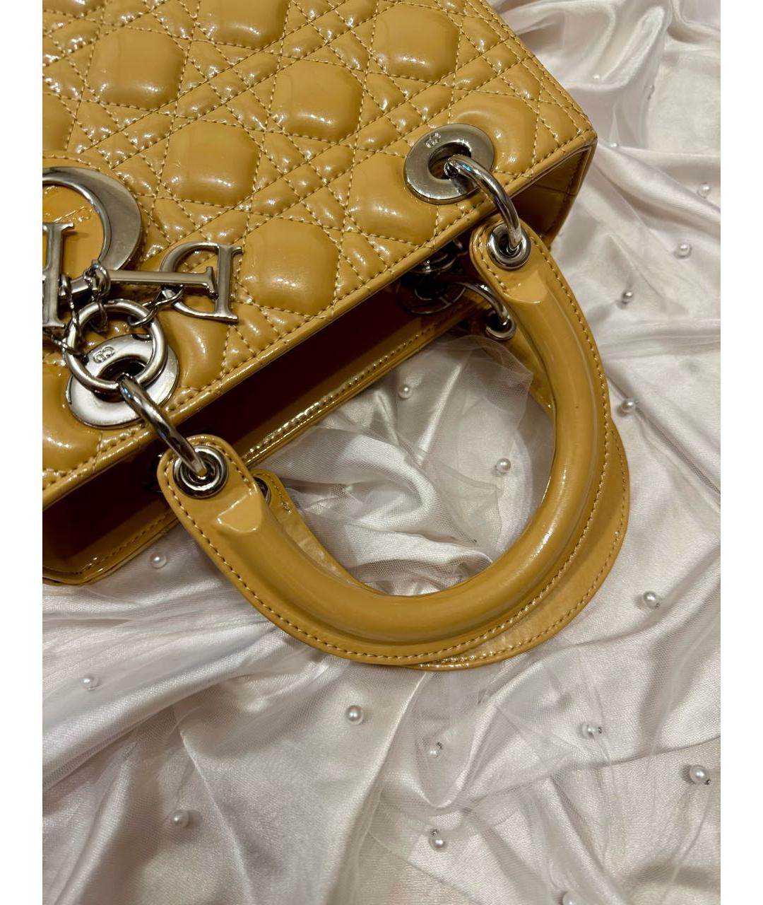 CHRISTIAN DIOR Бежевая сумка с короткими ручками из лакированной кожи, фото 5