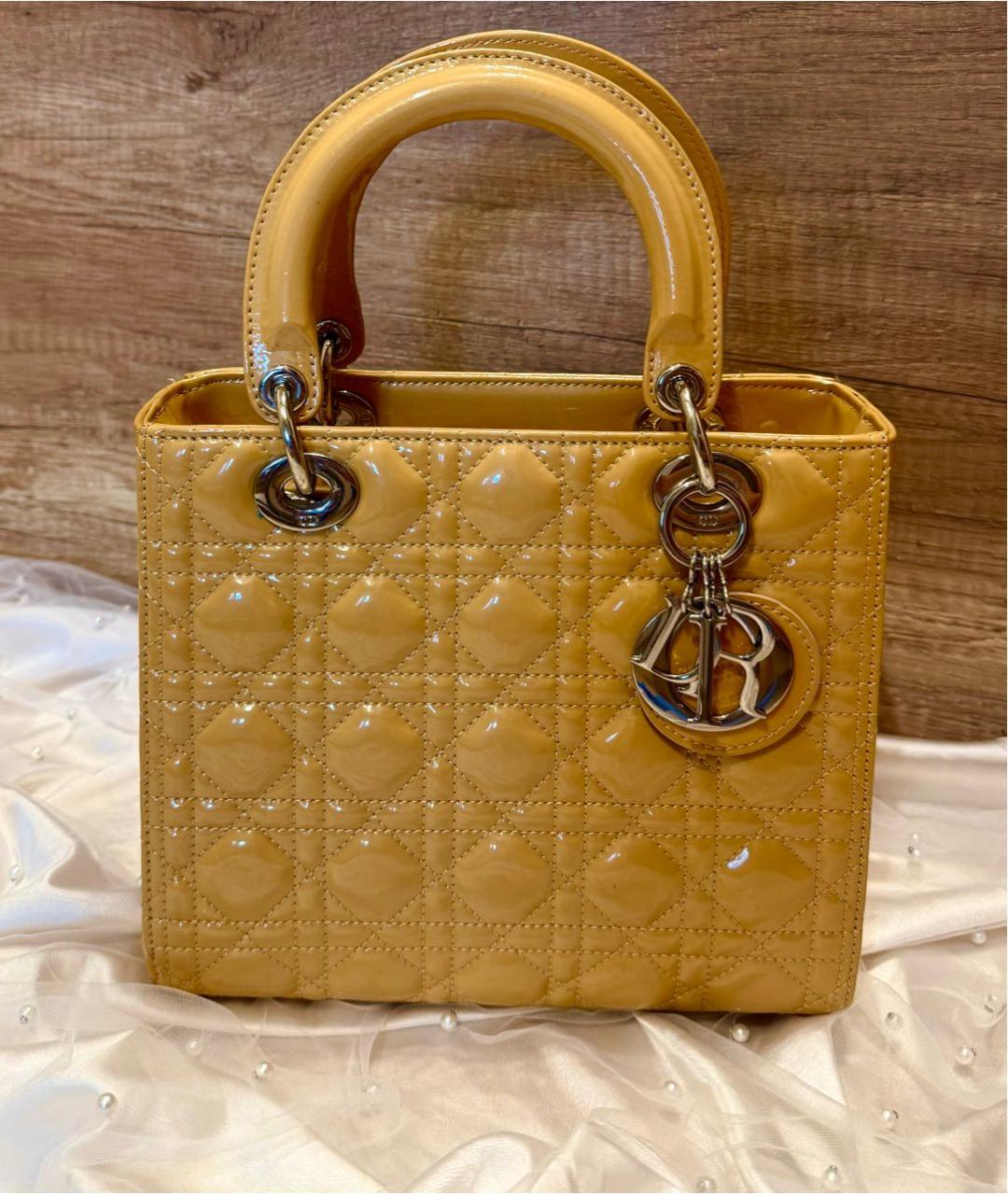 CHRISTIAN DIOR Бежевая сумка с короткими ручками из лакированной кожи, фото 9