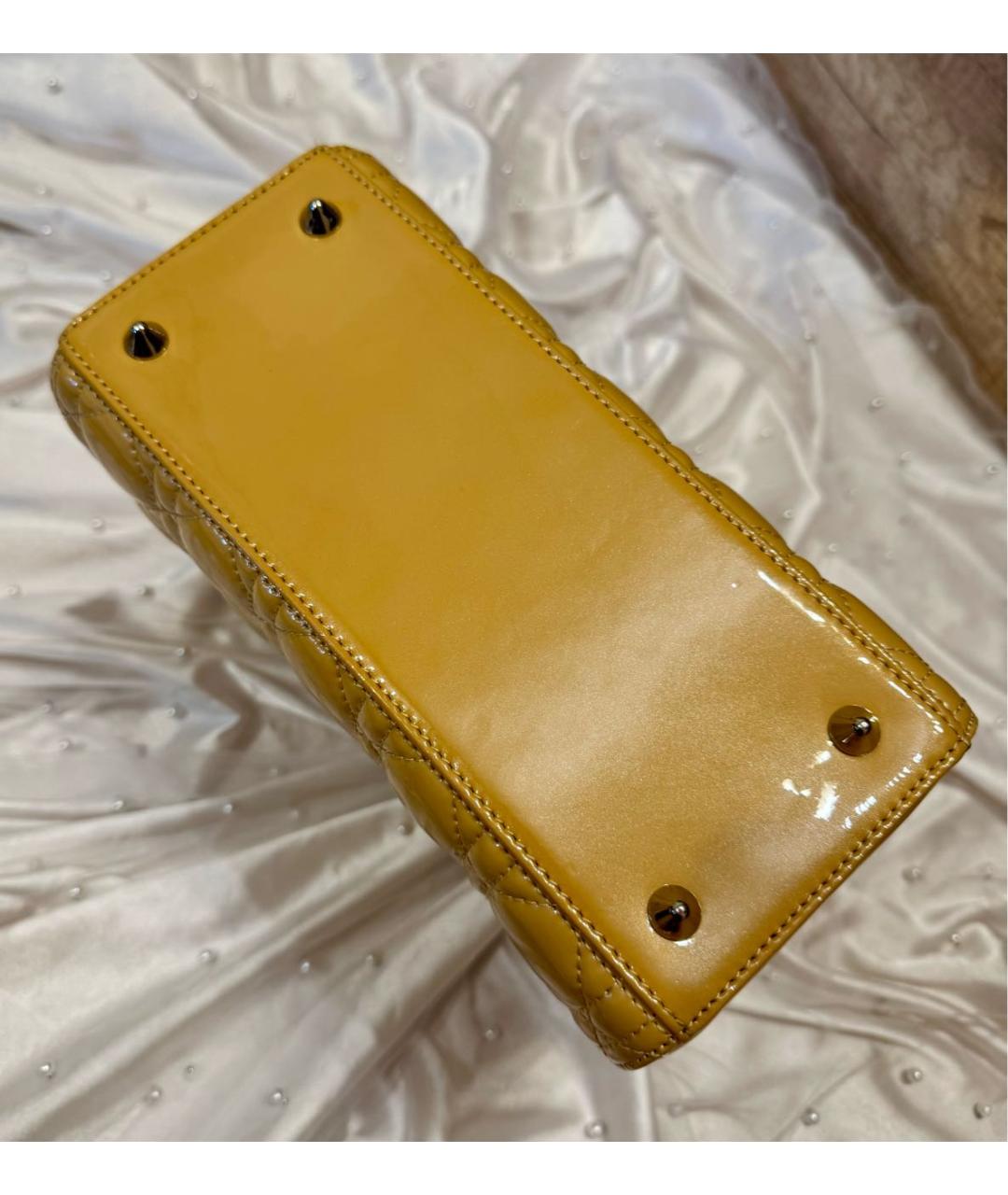 CHRISTIAN DIOR Бежевая сумка с короткими ручками из лакированной кожи, фото 4