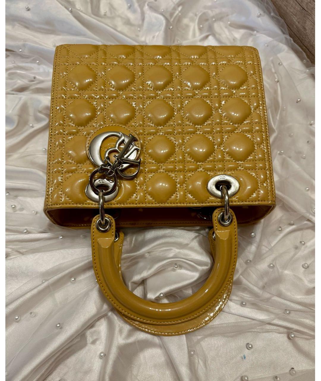CHRISTIAN DIOR Бежевая сумка с короткими ручками из лакированной кожи, фото 7