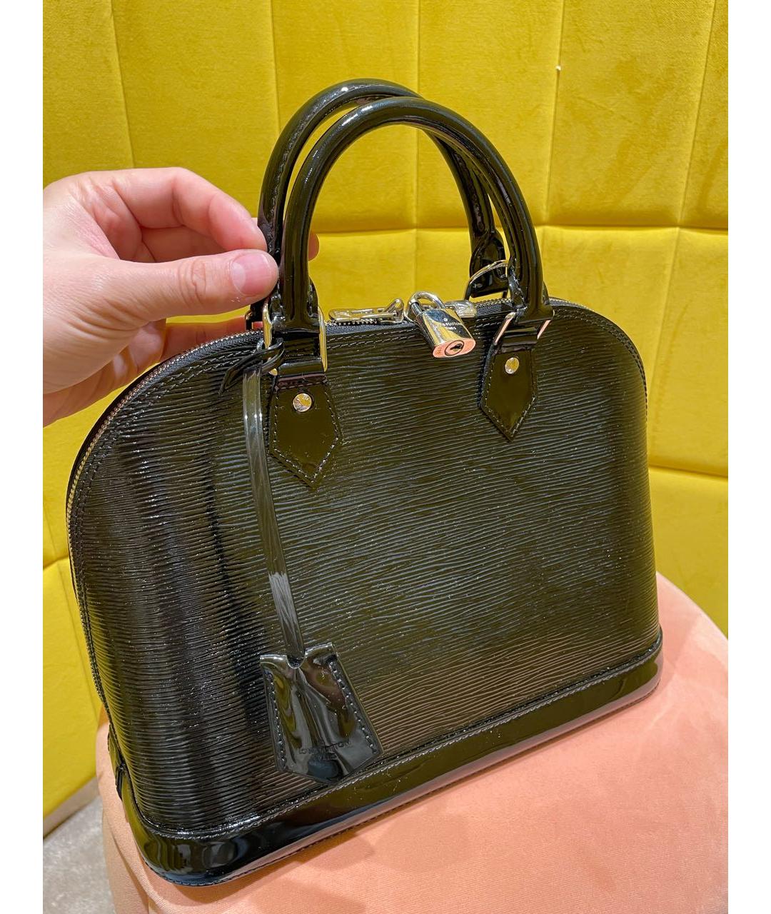LOUIS VUITTON Черная сумка с короткими ручками из лакированной кожи, фото 3