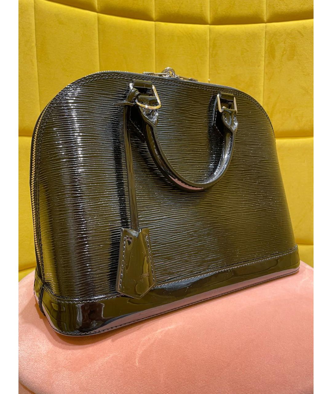 LOUIS VUITTON Черная сумка с короткими ручками из лакированной кожи, фото 9