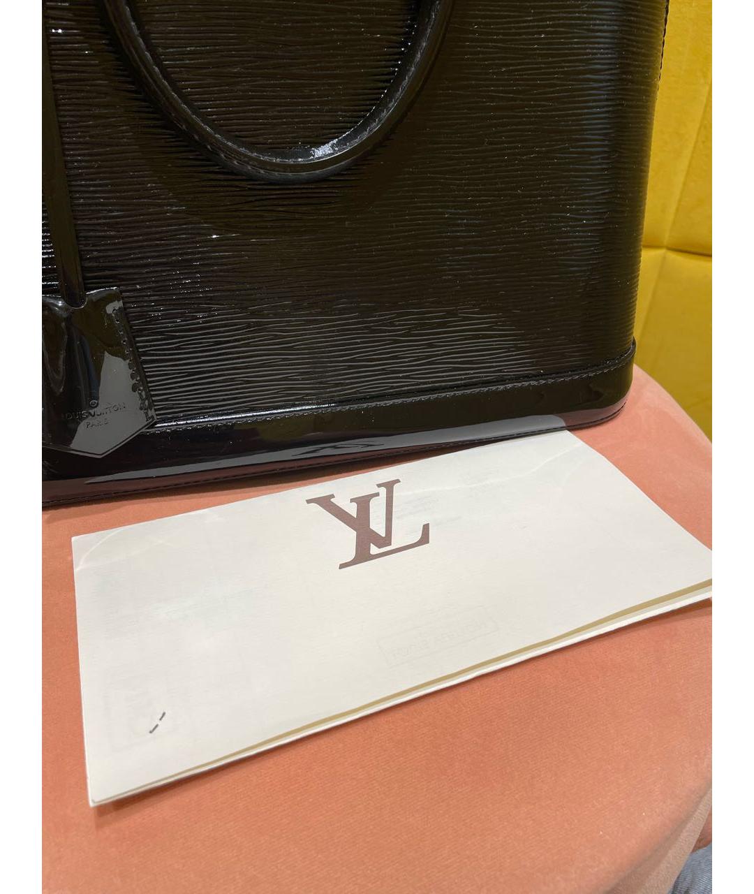LOUIS VUITTON Черная сумка с короткими ручками из лакированной кожи, фото 6