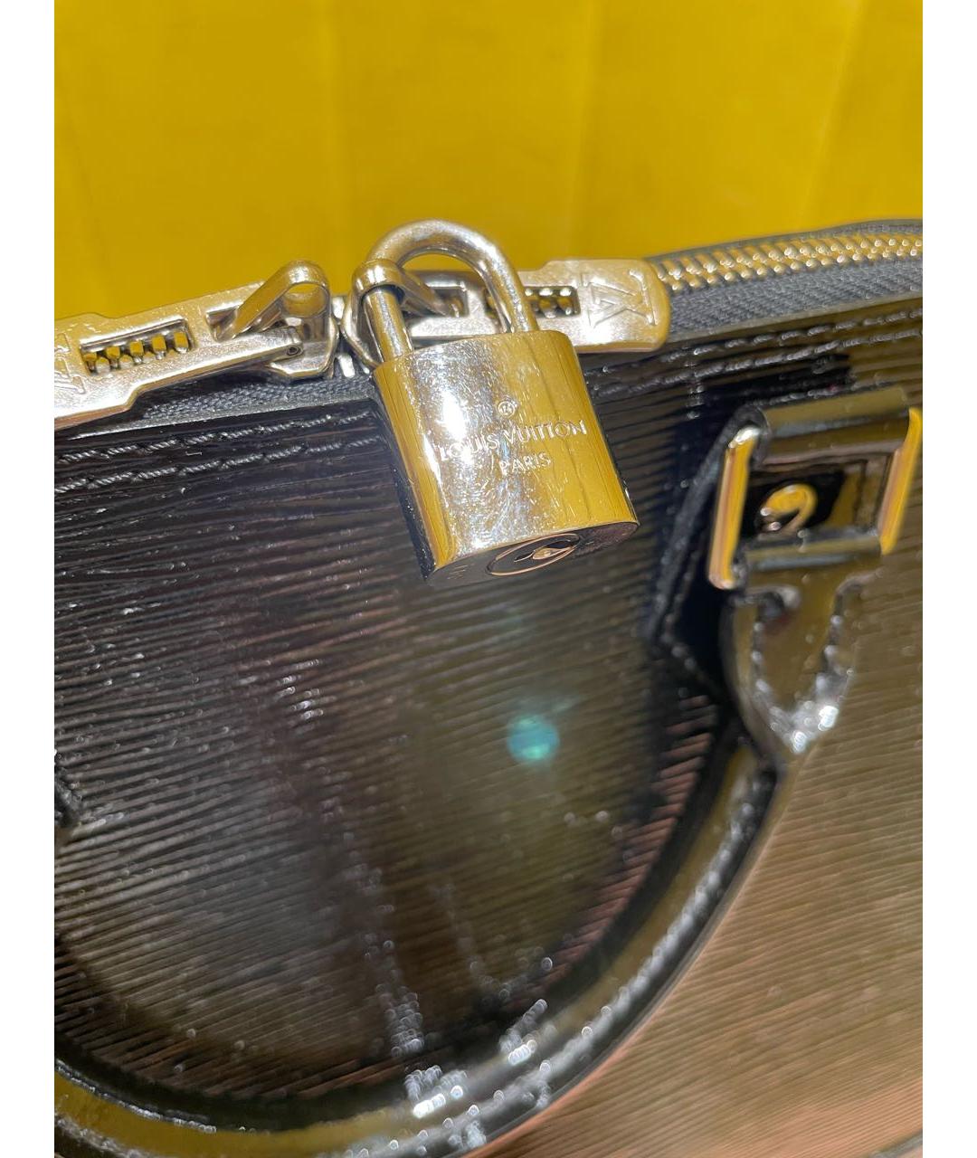 LOUIS VUITTON Черная сумка с короткими ручками из лакированной кожи, фото 5